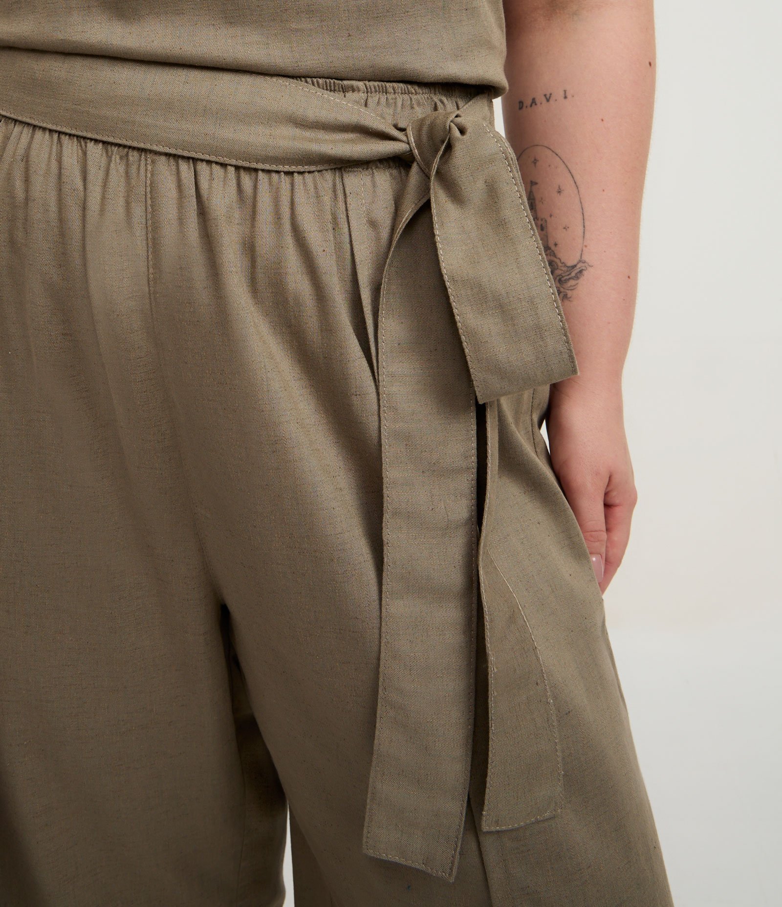 Calça Pantacourt em Sarja Leve com Transpasse e Cós Elástico Curve & Plus Size Verde 3