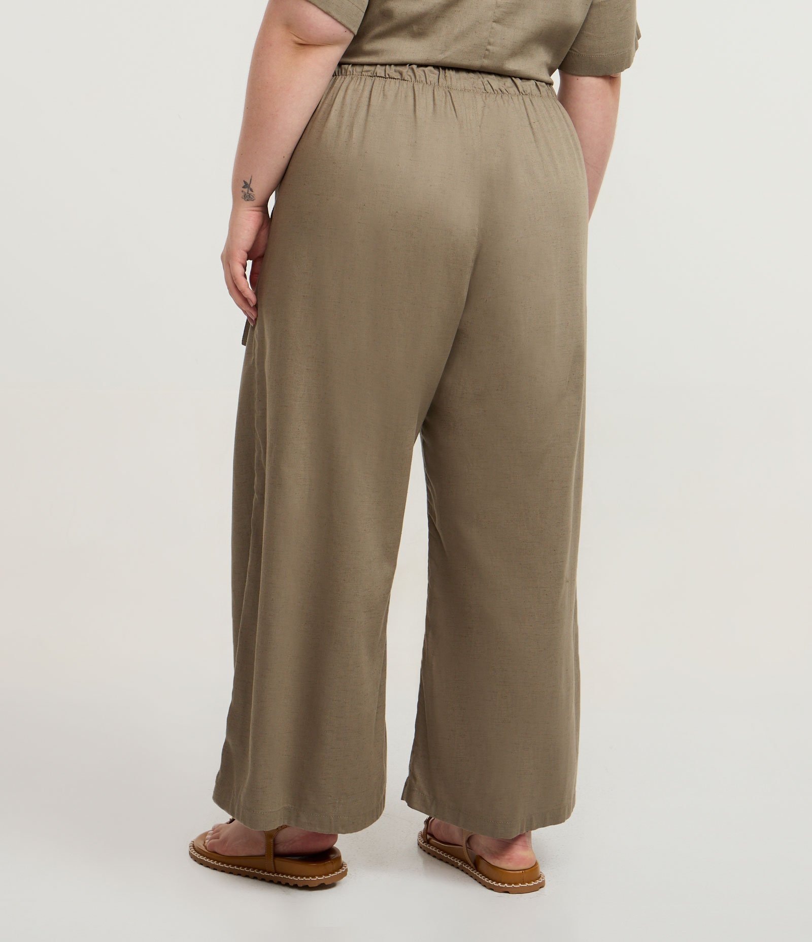 Calça Pantacourt em Sarja Leve com Transpasse e Cós Elástico Curve & Plus Size Verde 4