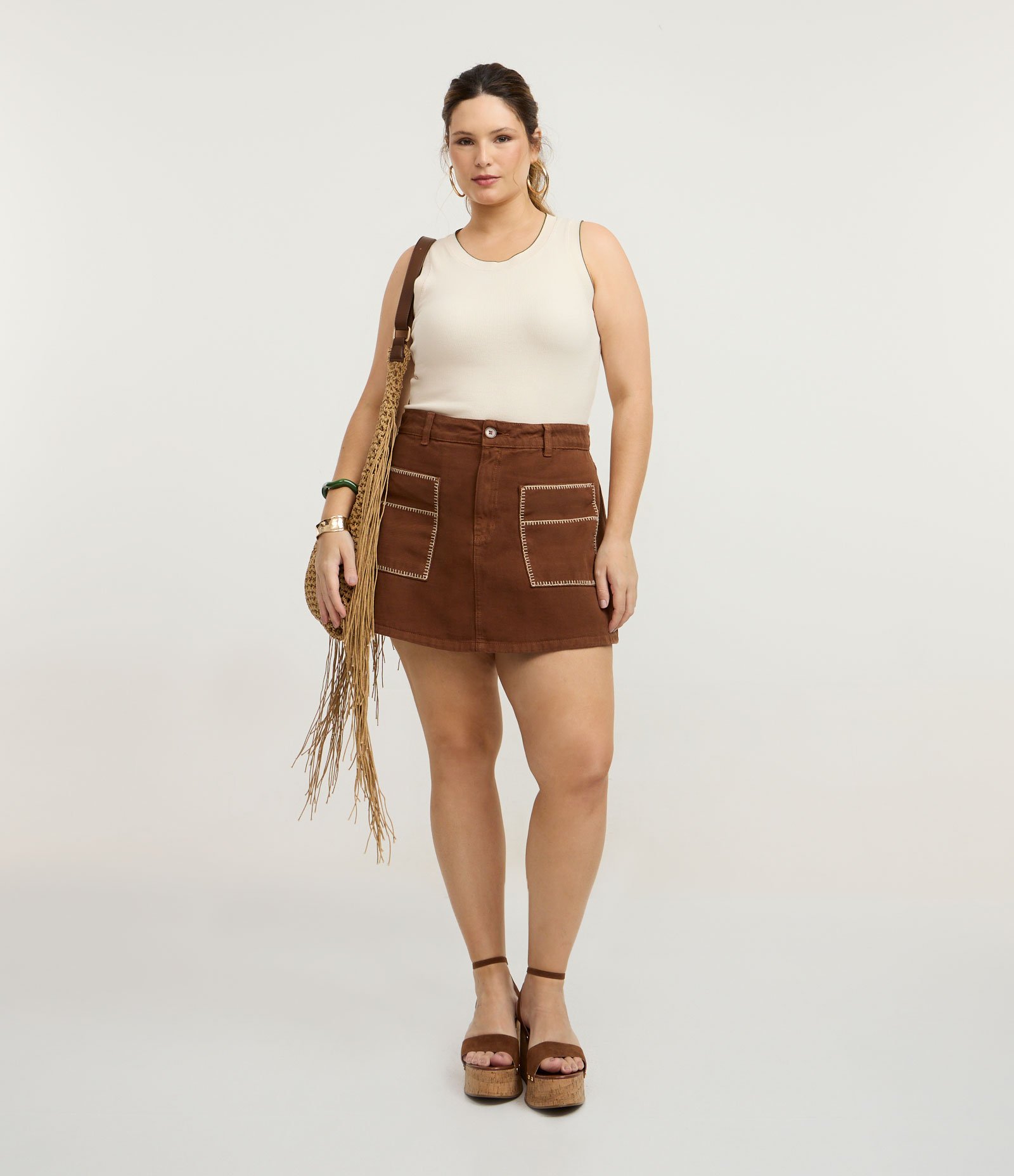 Short Saia em Sarja com Bolsos Bordados Curve & Plus Size Marrom 1