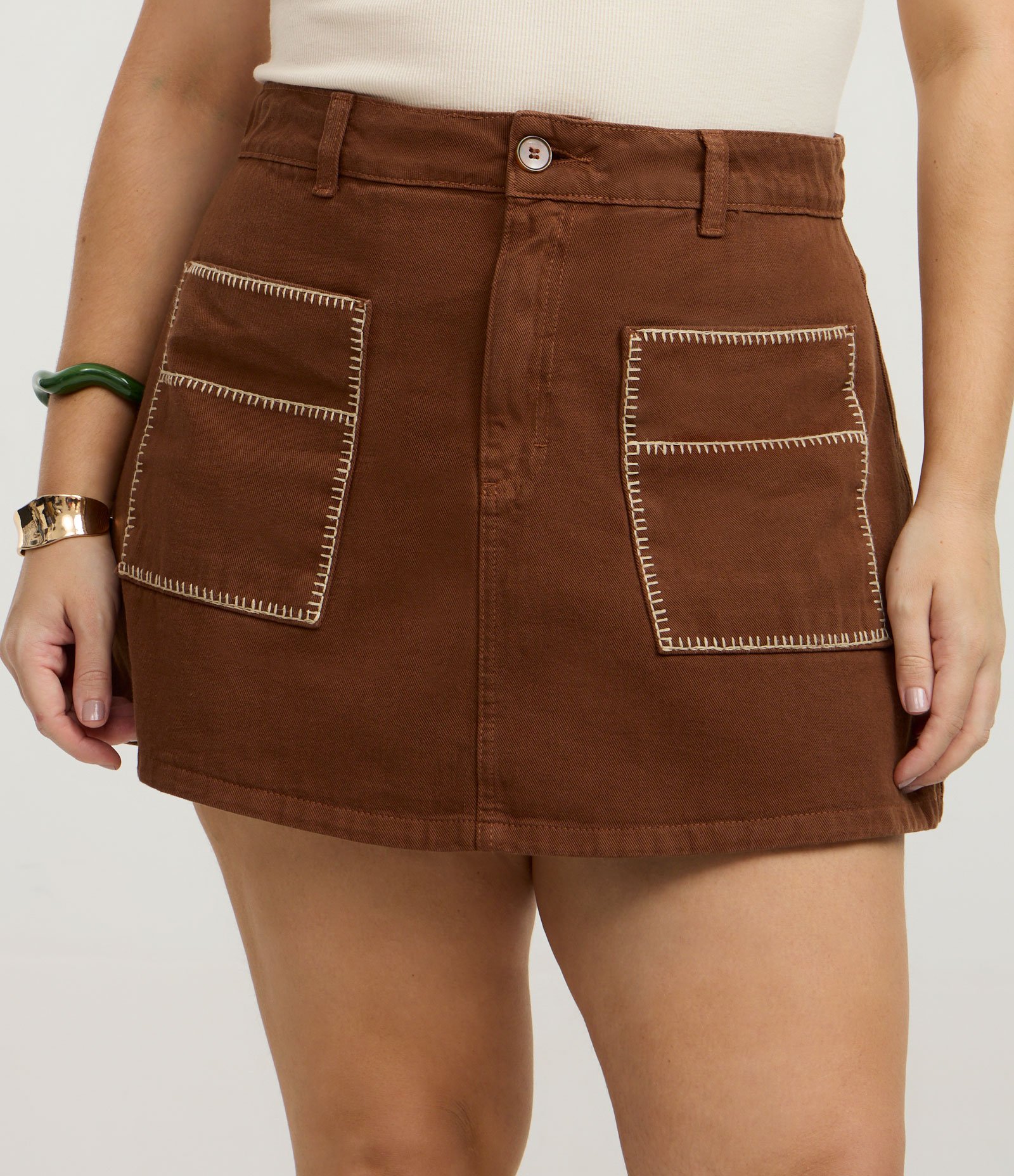 Short Saia em Sarja com Bolsos Bordados Curve & Plus Size Marrom 2