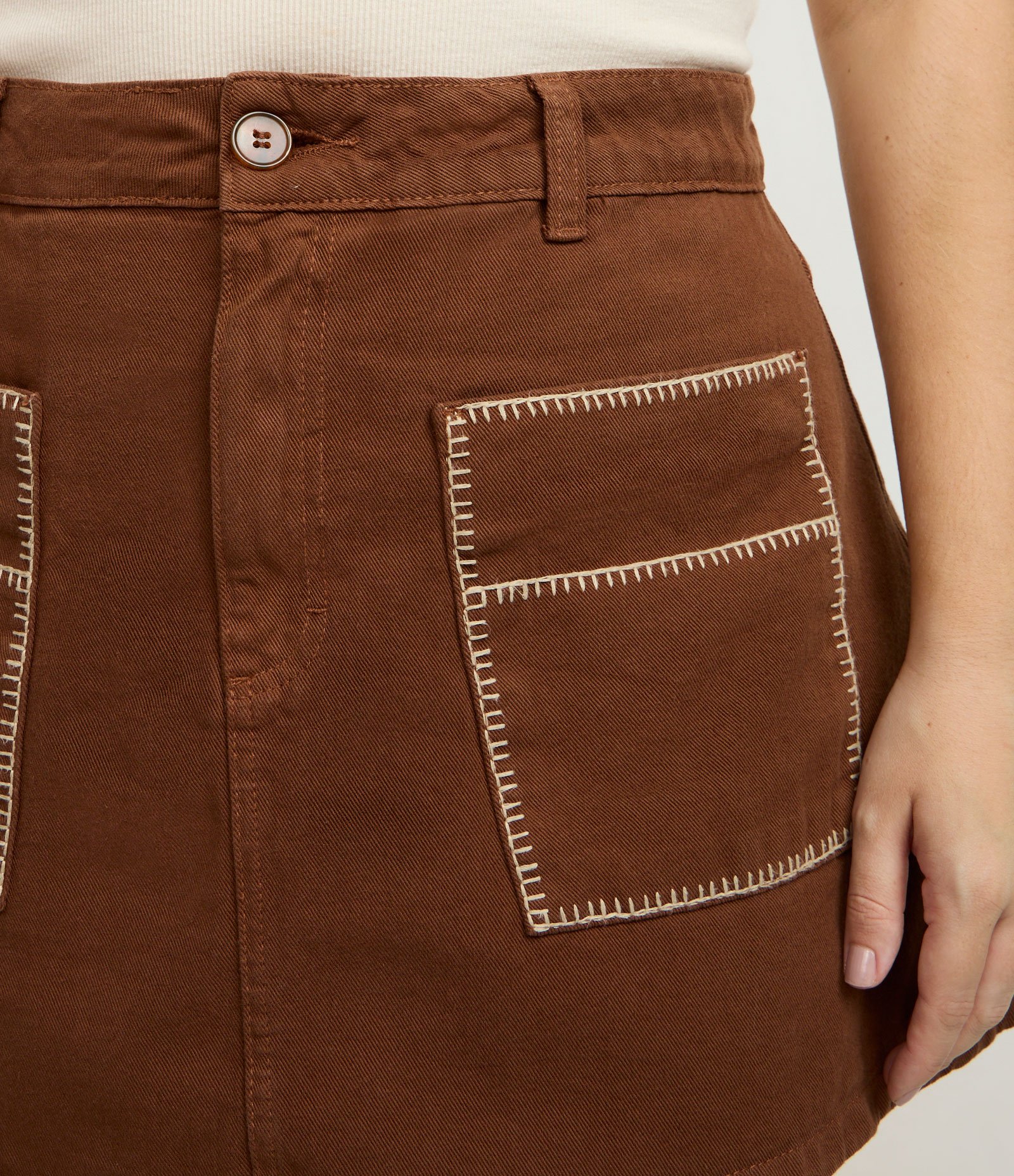 Short Saia em Sarja com Bolsos Bordados Curve & Plus Size Marrom 3