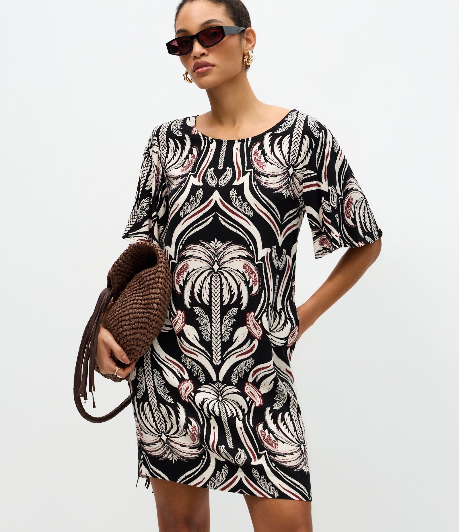 Vestido T-Shirt em Viscose com Estampa de Folhagens Preto 1