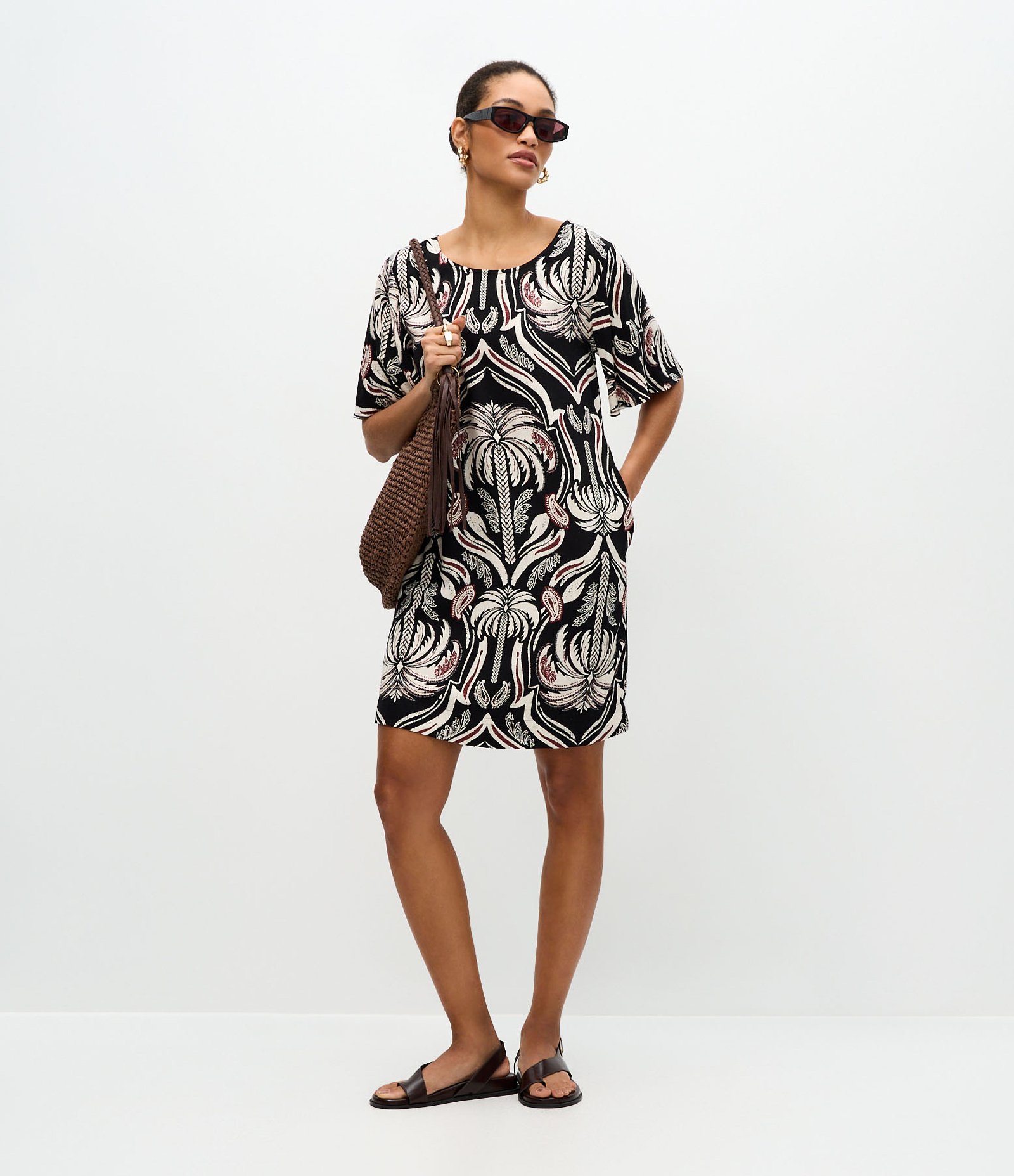 Vestido T-Shirt em Viscose com Estampa de Folhagens Preto 2