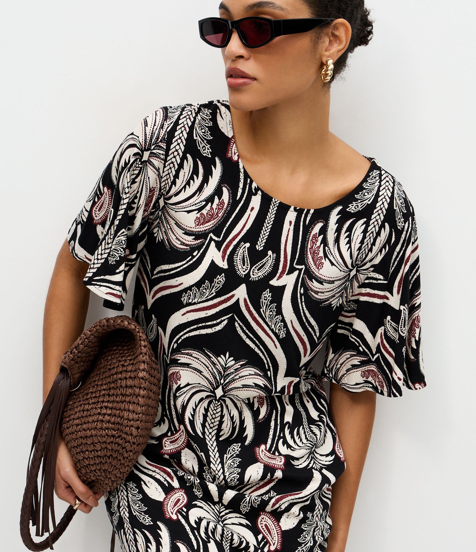 Vestido T-Shirt em Viscose com Estampa de Folhagens Preto 4