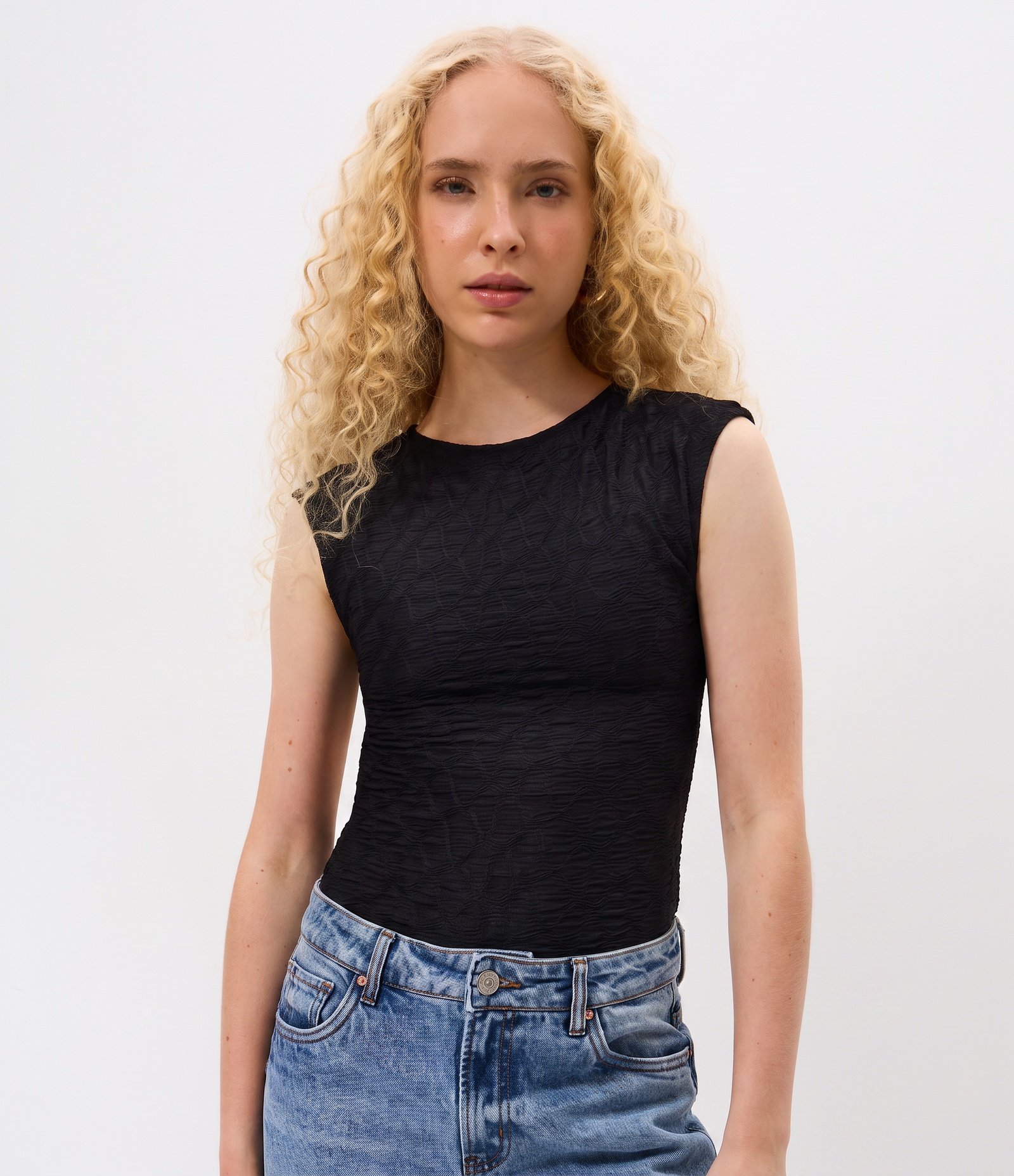 Blusa Sem Manga em Malha Texturizada com Costas Abertas Preto 1