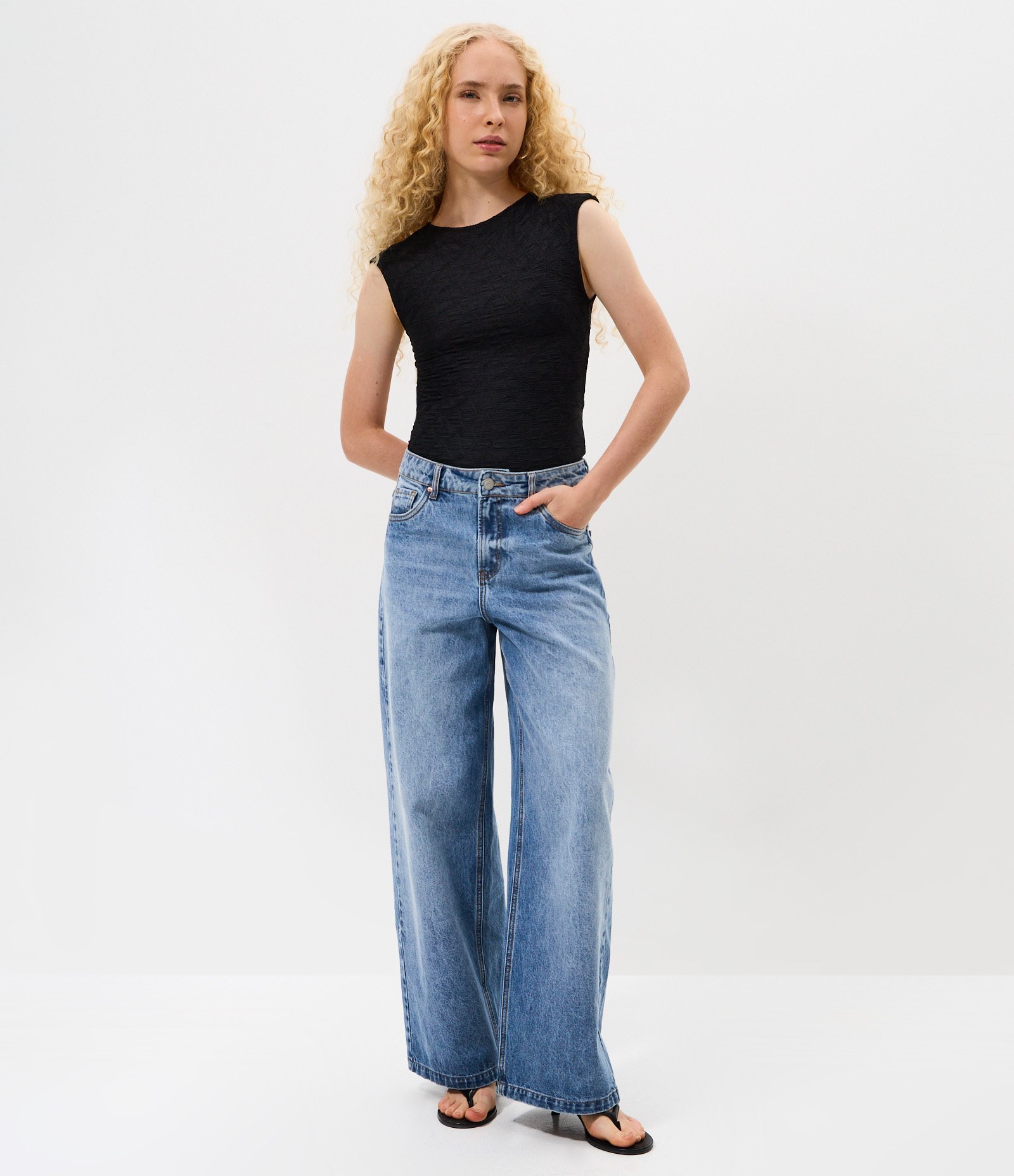 Blusa Sem Manga em Malha Texturizada com Costas Abertas Preto 2