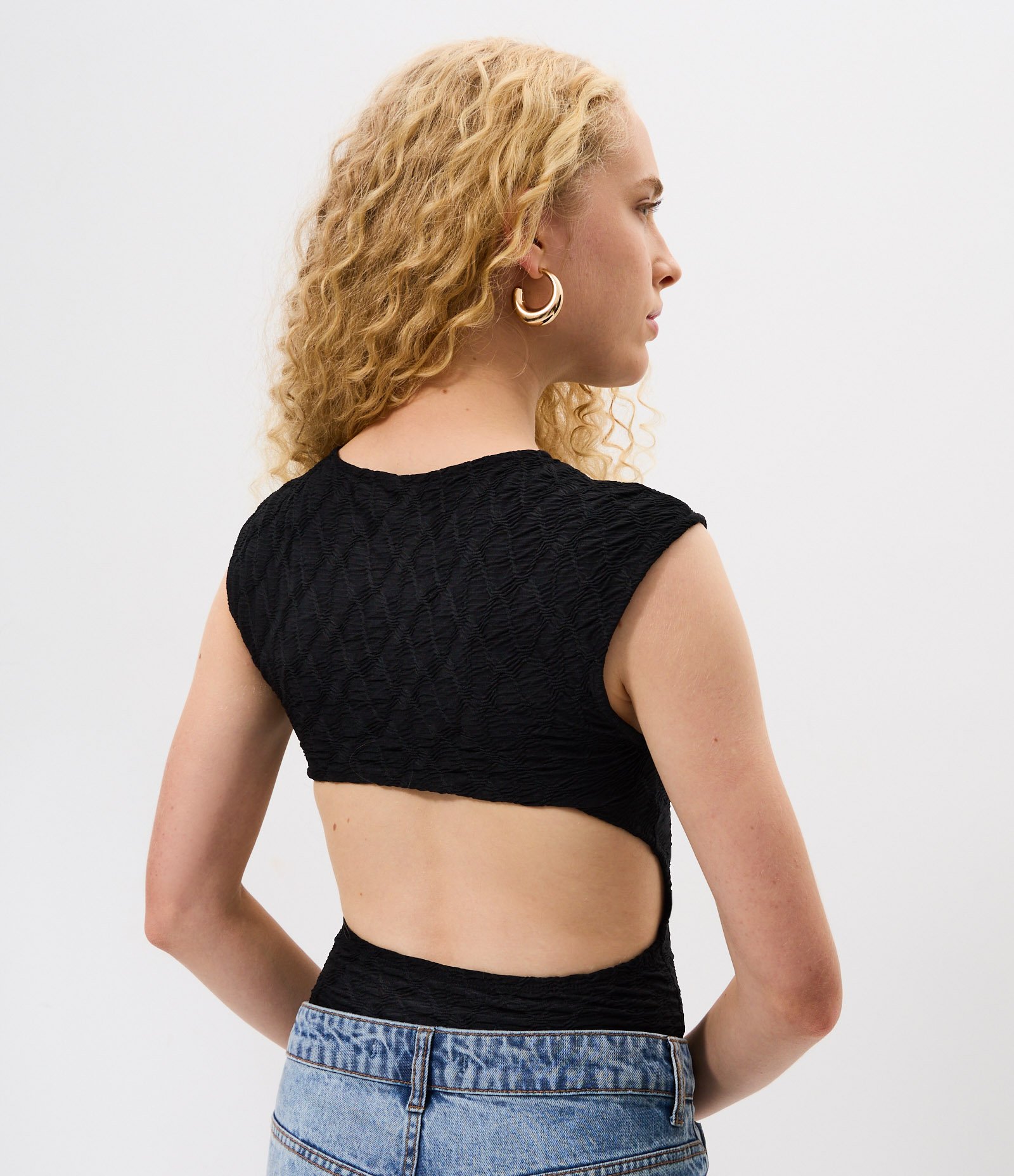 Blusa Sem Manga em Malha Texturizada com Costas Abertas Preto 4
