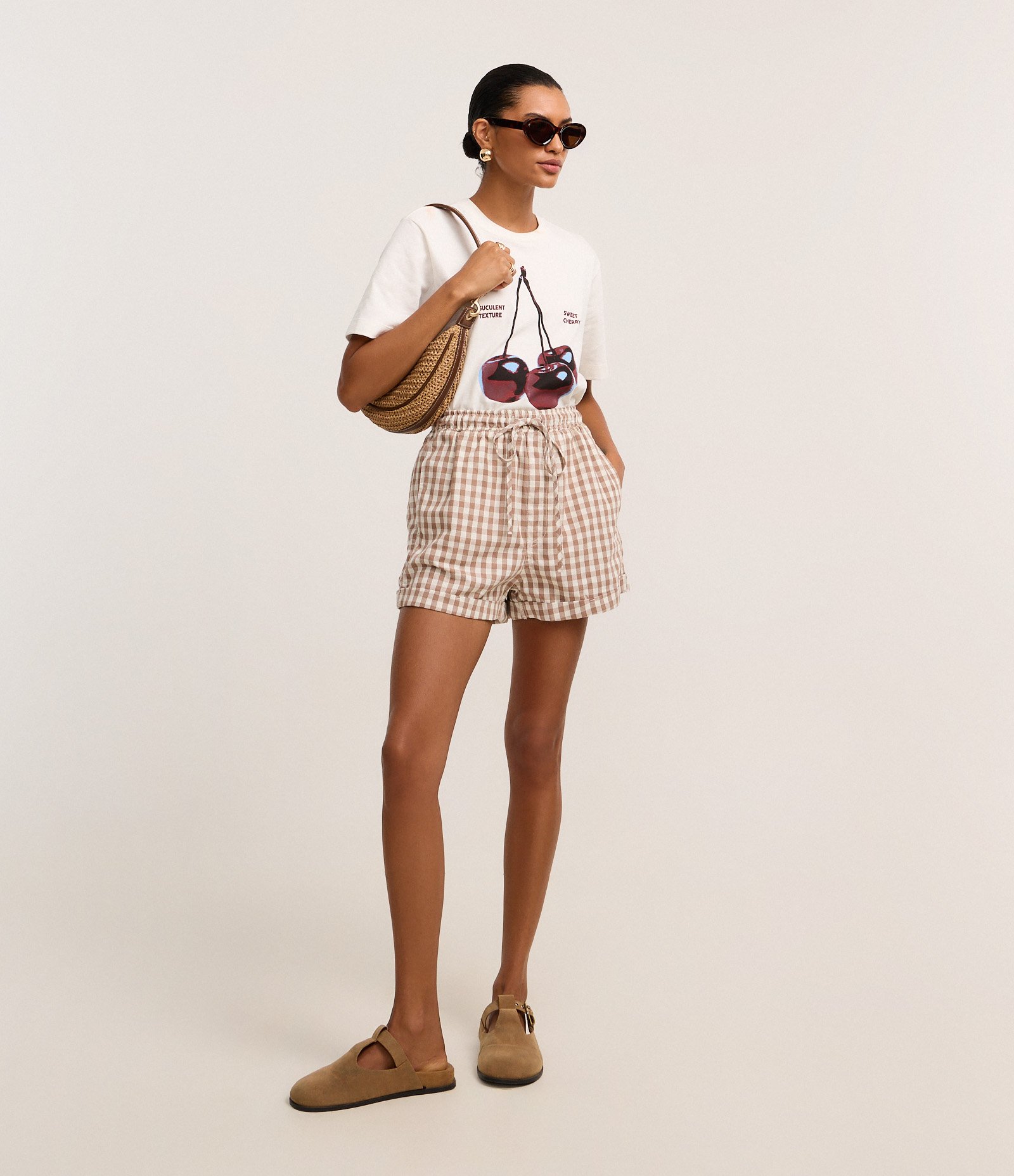 Short em Sarja com Barra Dobrada e Estampa Xadrez Vichy Marrom/Branco 1