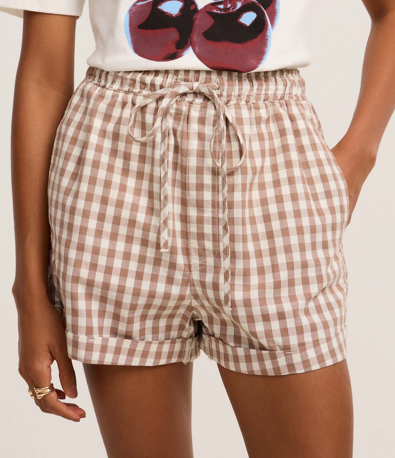 Short em Sarja com Barra Dobrada e Estampa Xadrez Vichy Marrom/Branco 2