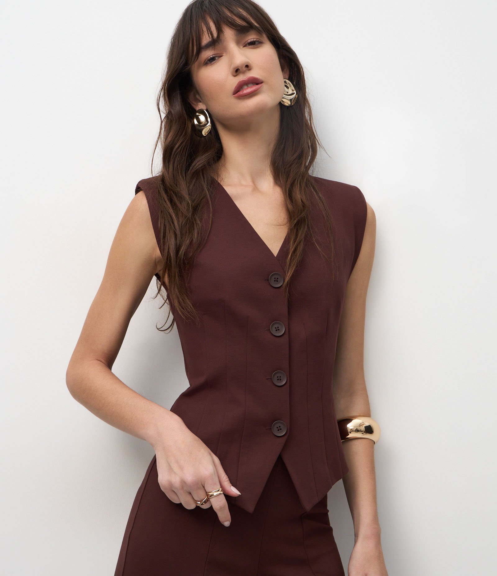 Colete Acinturado em Ponto Roma com Pregas e Abotoamento Marrom 1