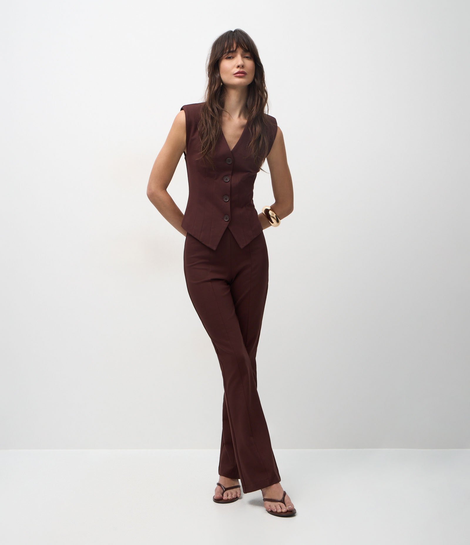 Colete Acinturado em Ponto Roma com Pregas e Abotoamento Marrom 2