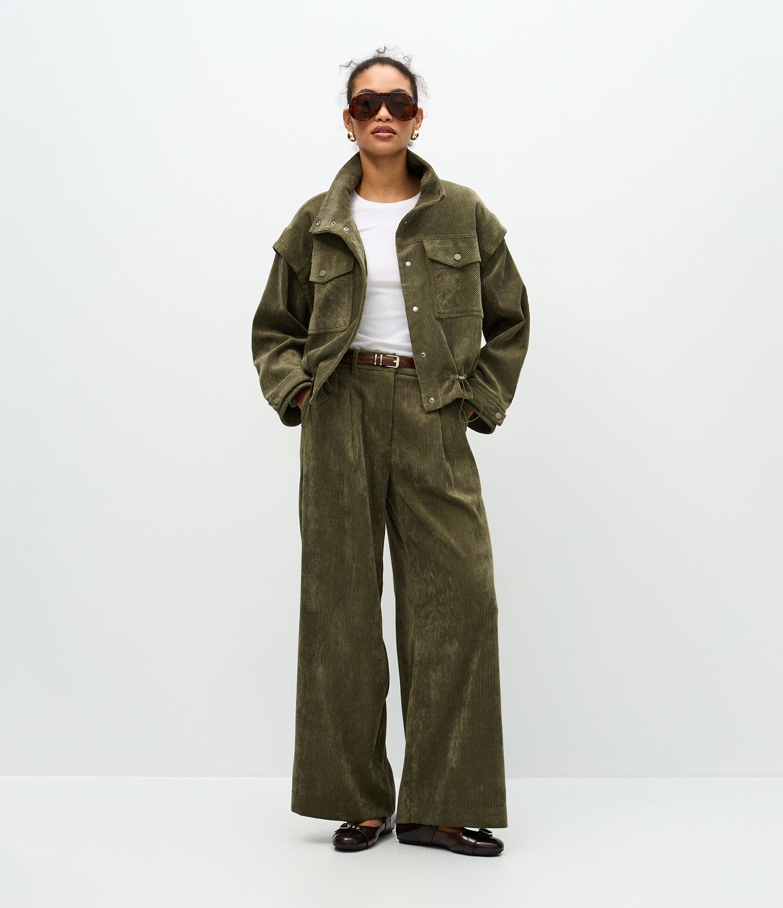 Calça Wide Leg em Veludo com Detalhe no Cós Verde 2