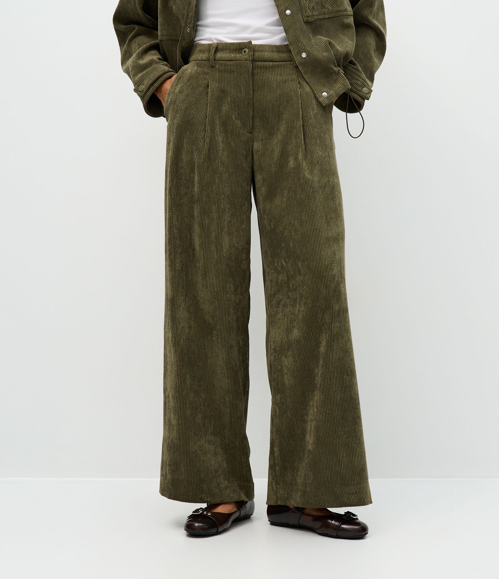 Calça Wide Leg em Veludo com Detalhe no Cós Verde 4