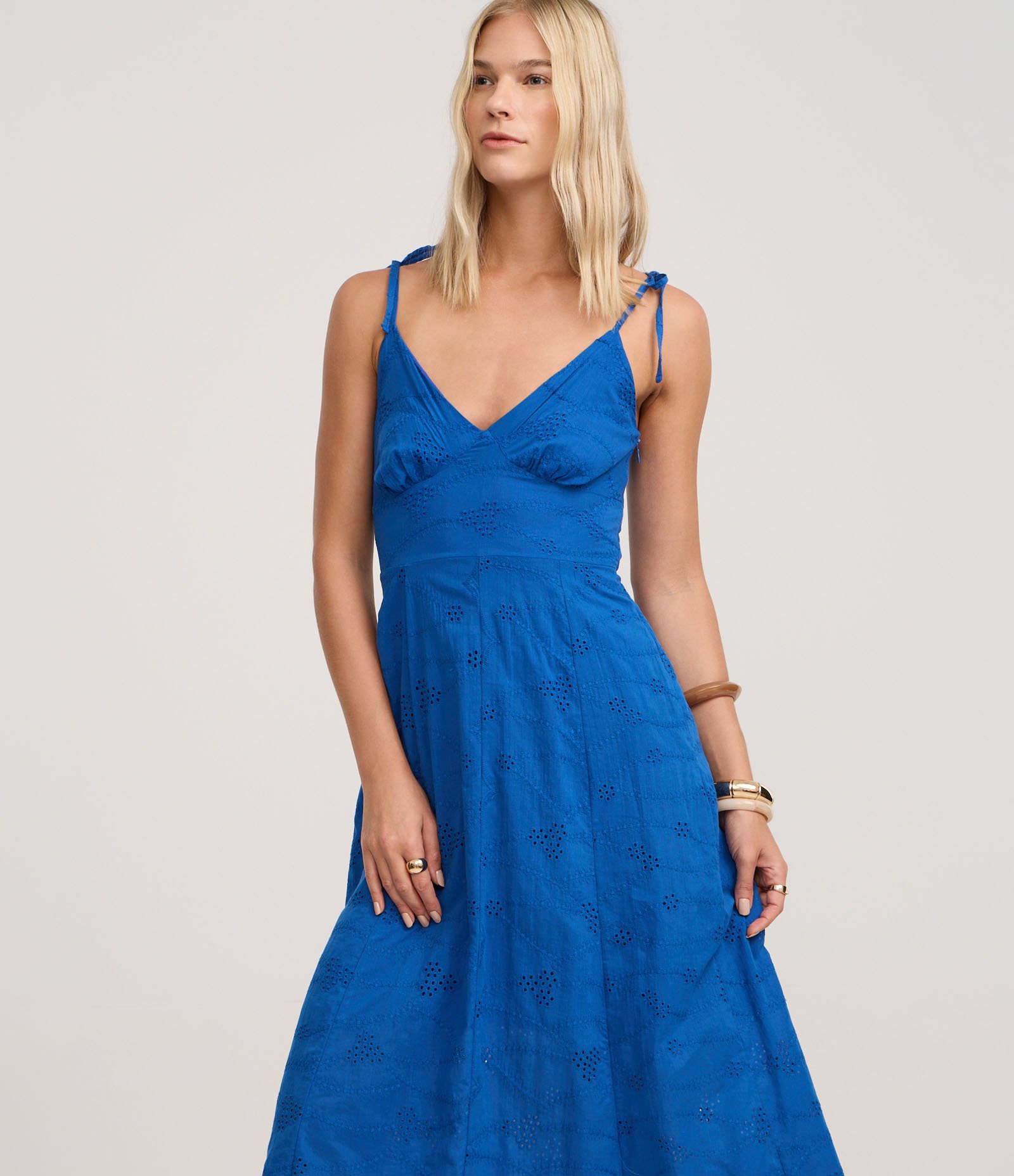 Vestido Evasê Midi em Laise com Laços na Alça Azul 1