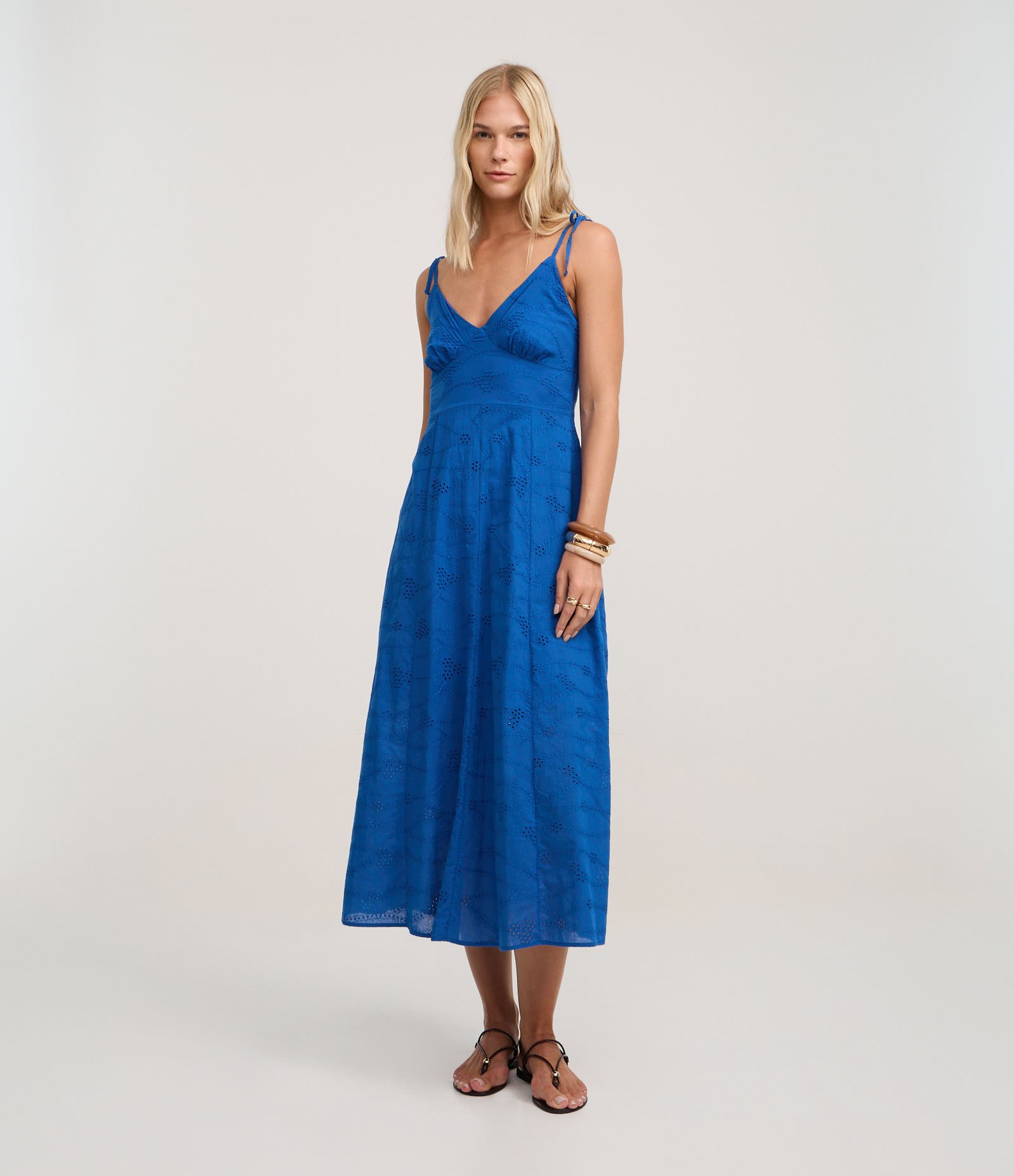 Vestido Evasê Midi em Laise com Laços na Alça Azul 2