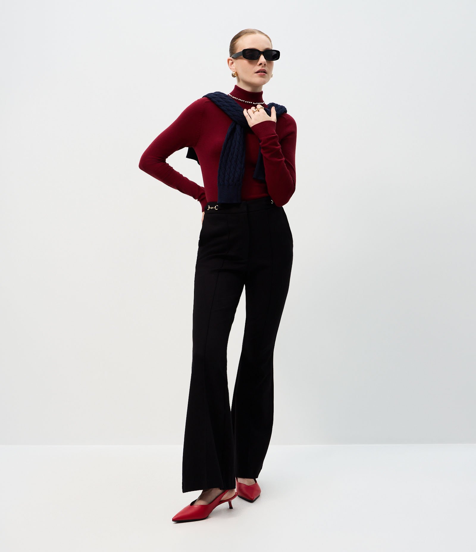 Calça Flare com Enfeite Metálico no Cós Preto 1