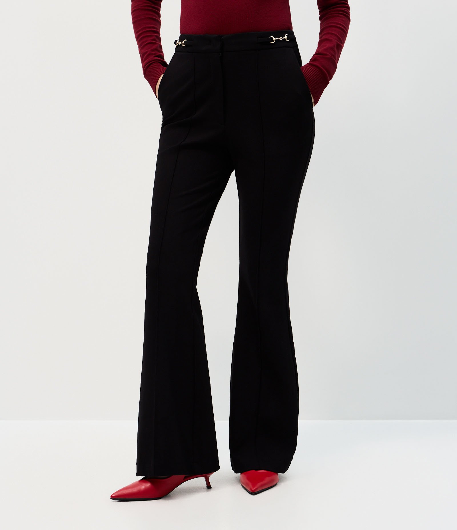 Calça Flare com Enfeite Metálico no Cós Preto 3