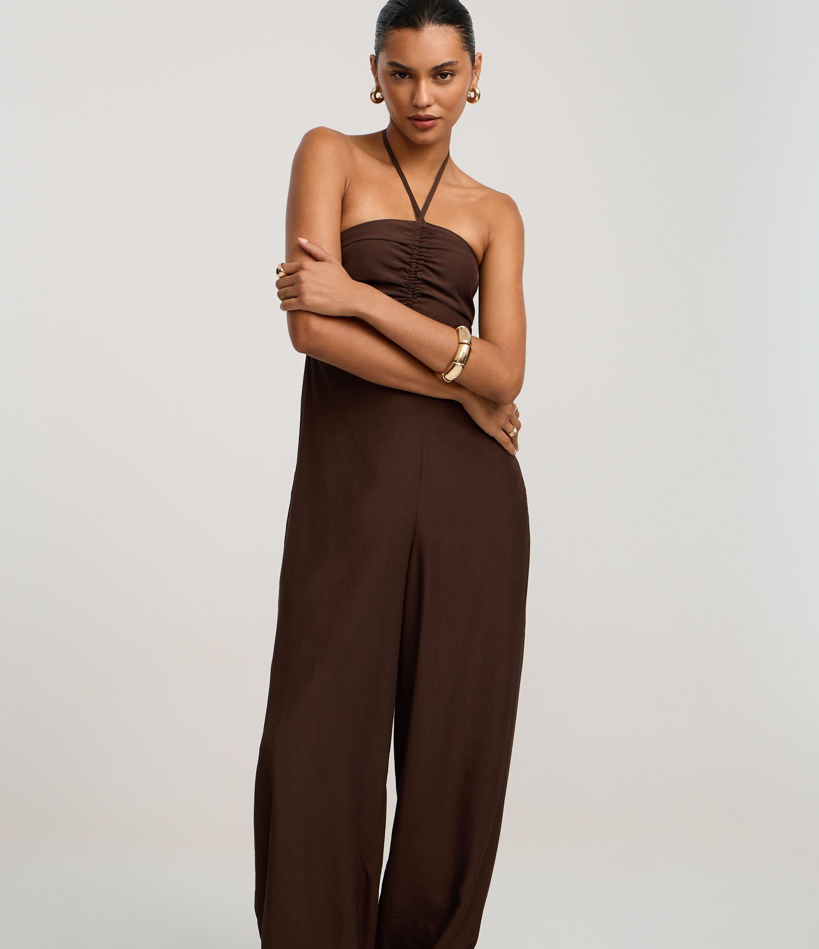 Macacão Boho Aladim Frente Única em Viscose com Busto Franzido Marrom Café 1