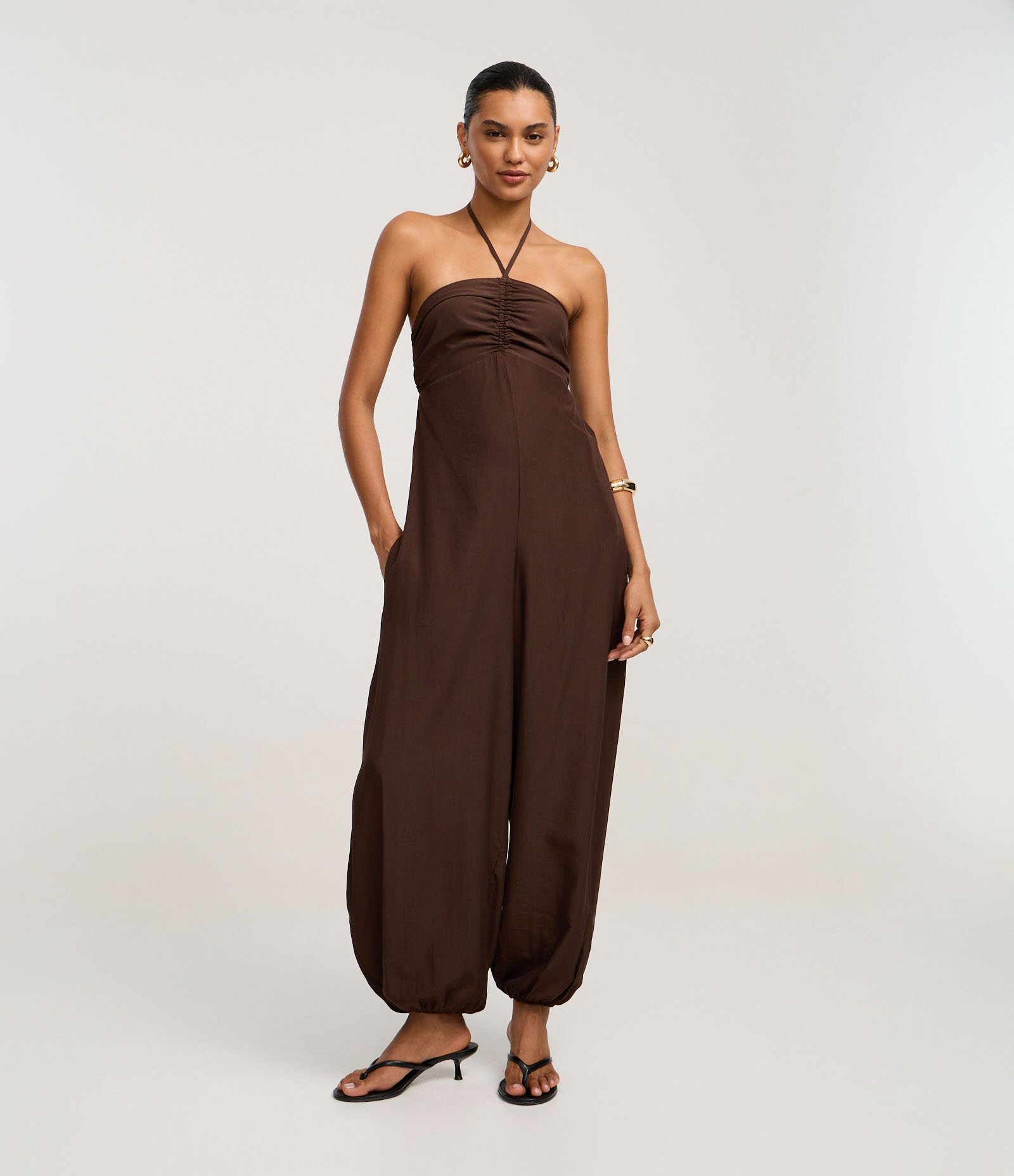 Macacão Boho Aladim Frente Única em Viscose com Busto Franzido Marrom Café 2