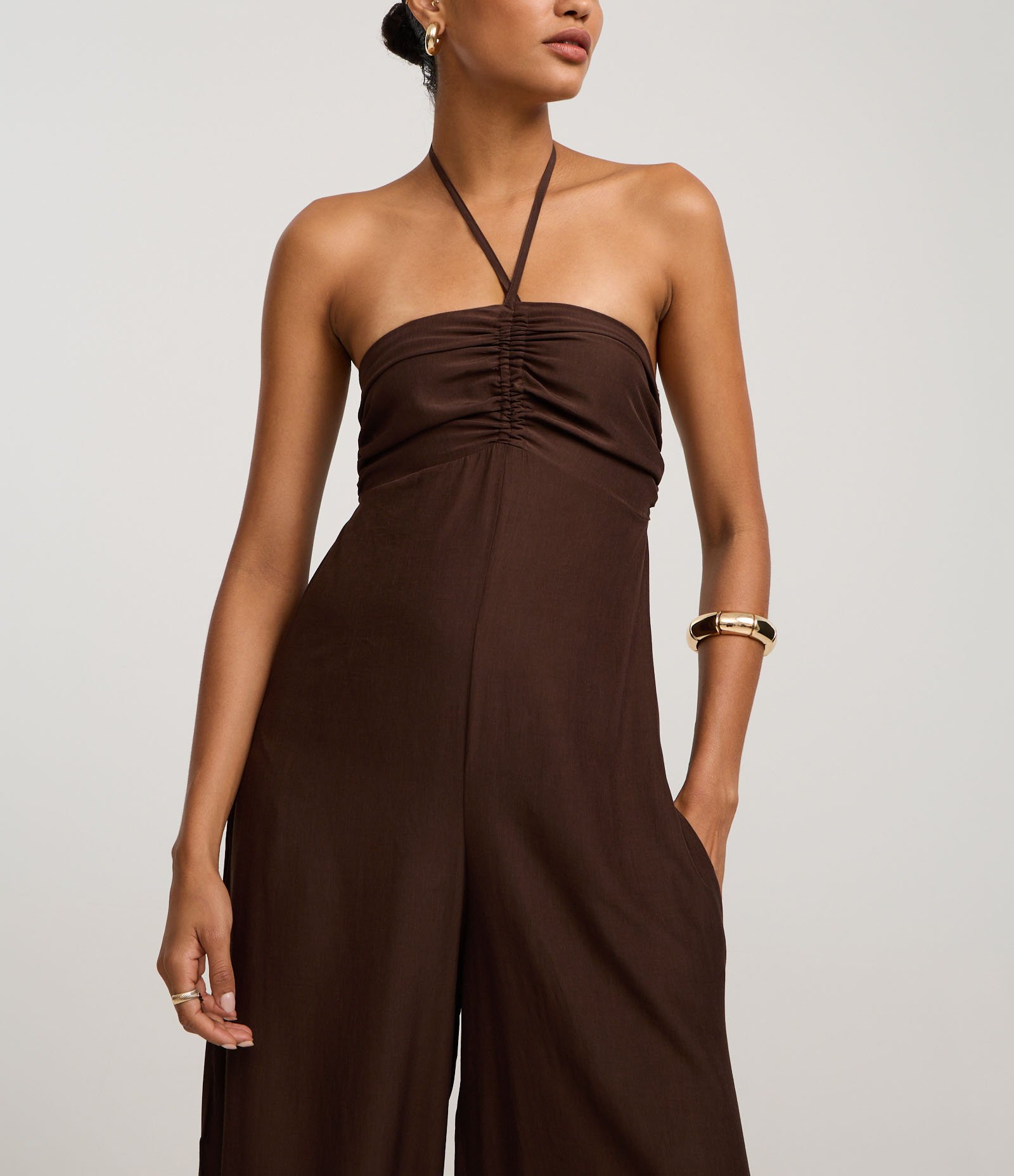 Macacão Boho Aladim Frente Única em Viscose com Busto Franzido Marrom Café 4