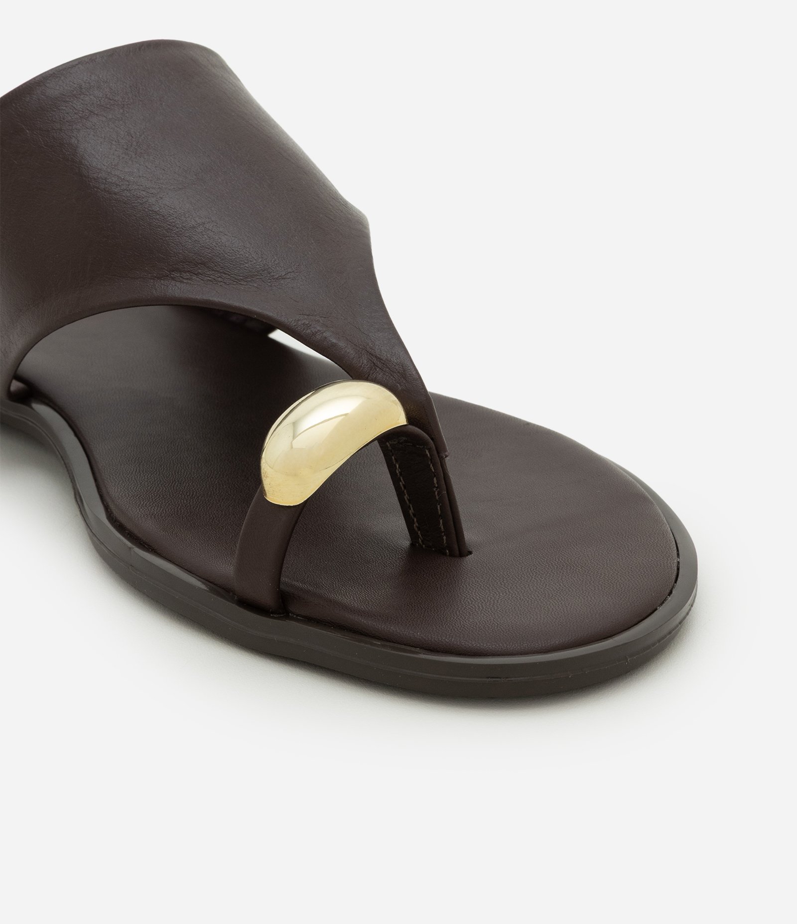 Sandália Rasteira em Couro com Dedeira e Detalhe Bold Marrom 5