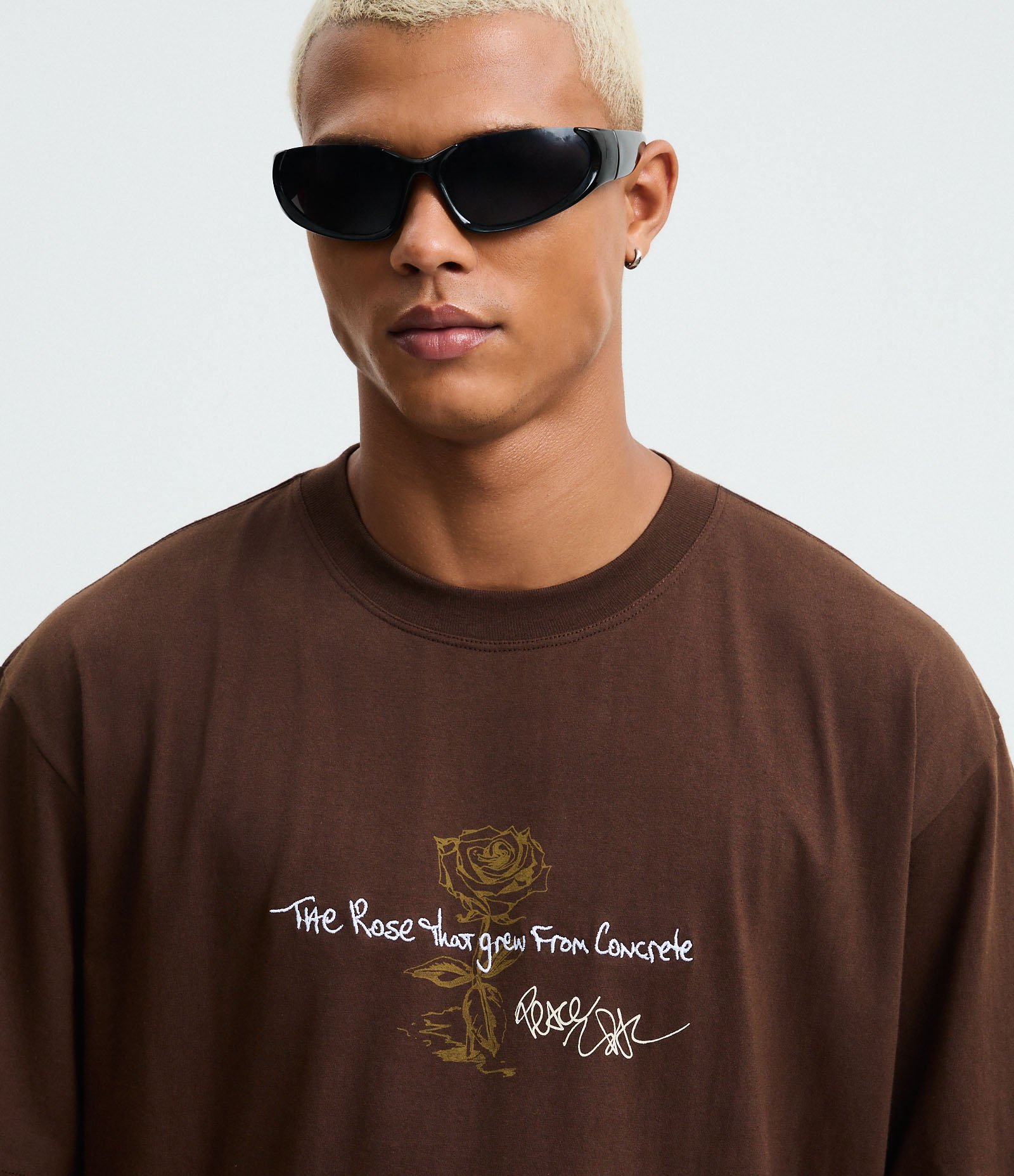 Camiseta Boxy em Algodão com Estampa Tupac The Rose Marrom 4