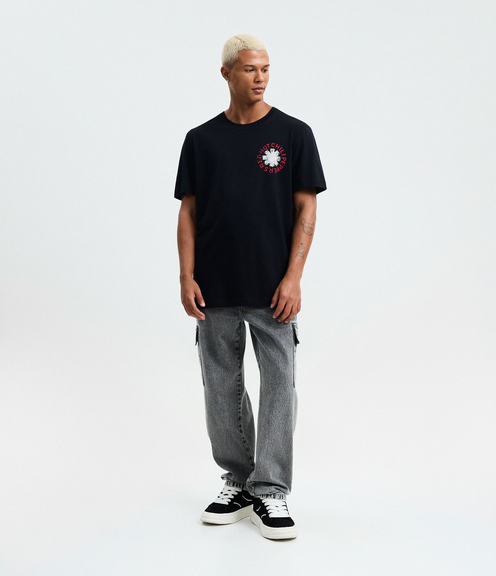 Camiseta Comfort em Algodão com Estampa Red Hot Chili Peppers Preto 2