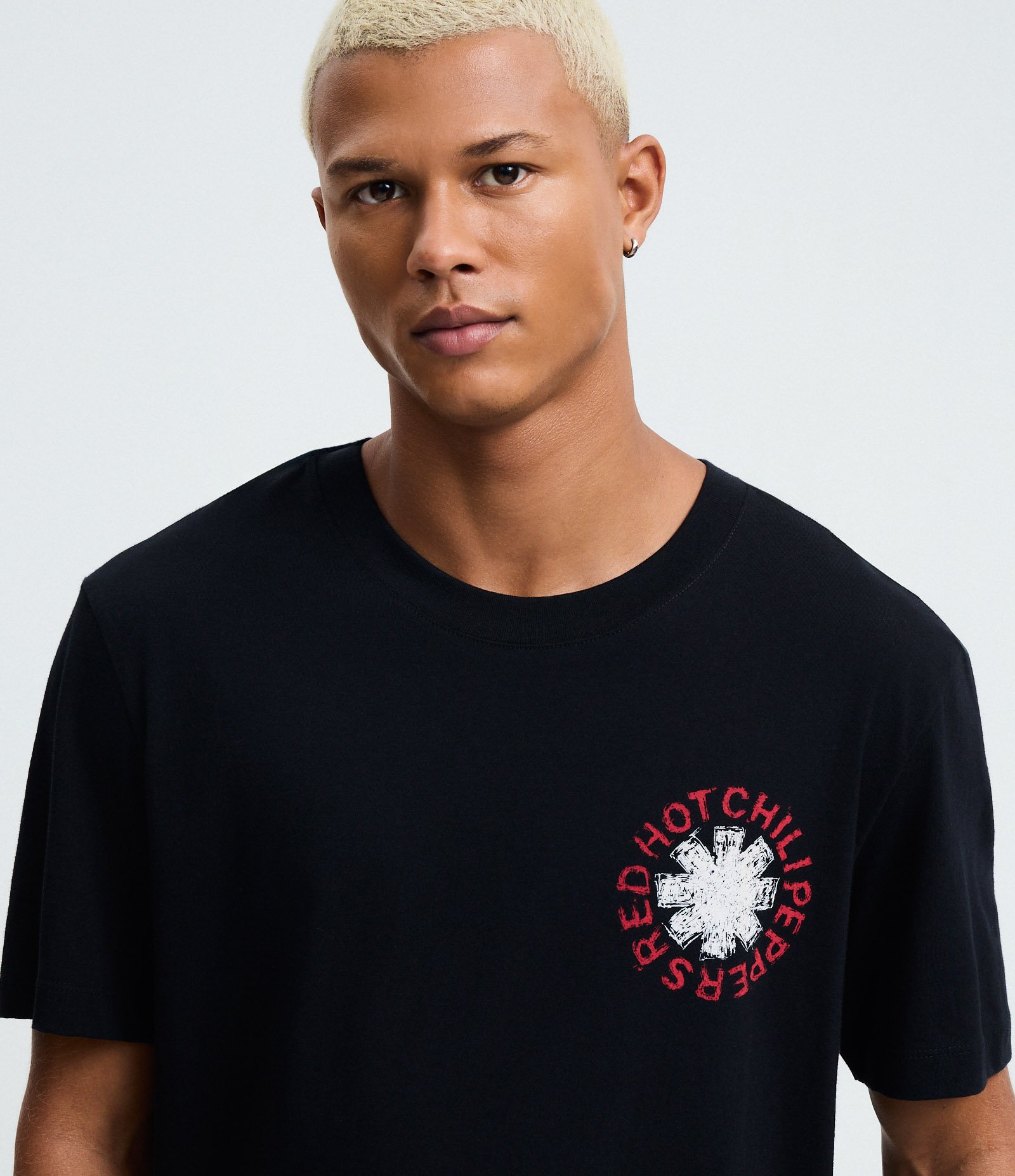 Camiseta Comfort em Algodão com Estampa Red Hot Chili Peppers Preto 4