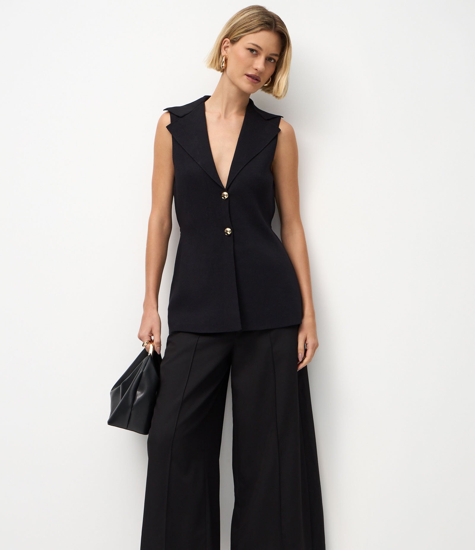 Calça Pantacourt em Alfaiataria com Pregas Frontais Preto 2