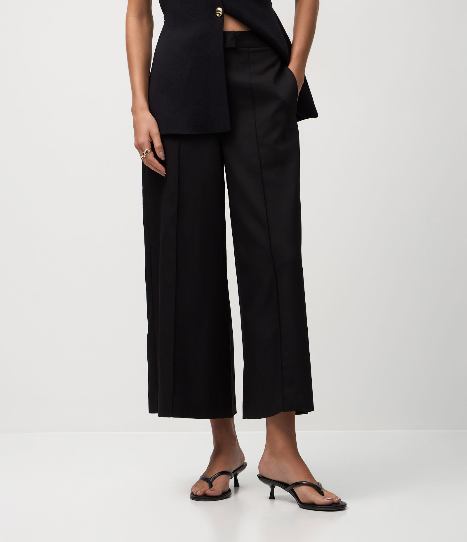 Calça Pantacourt em Alfaiataria com Pregas Frontais Preto 3