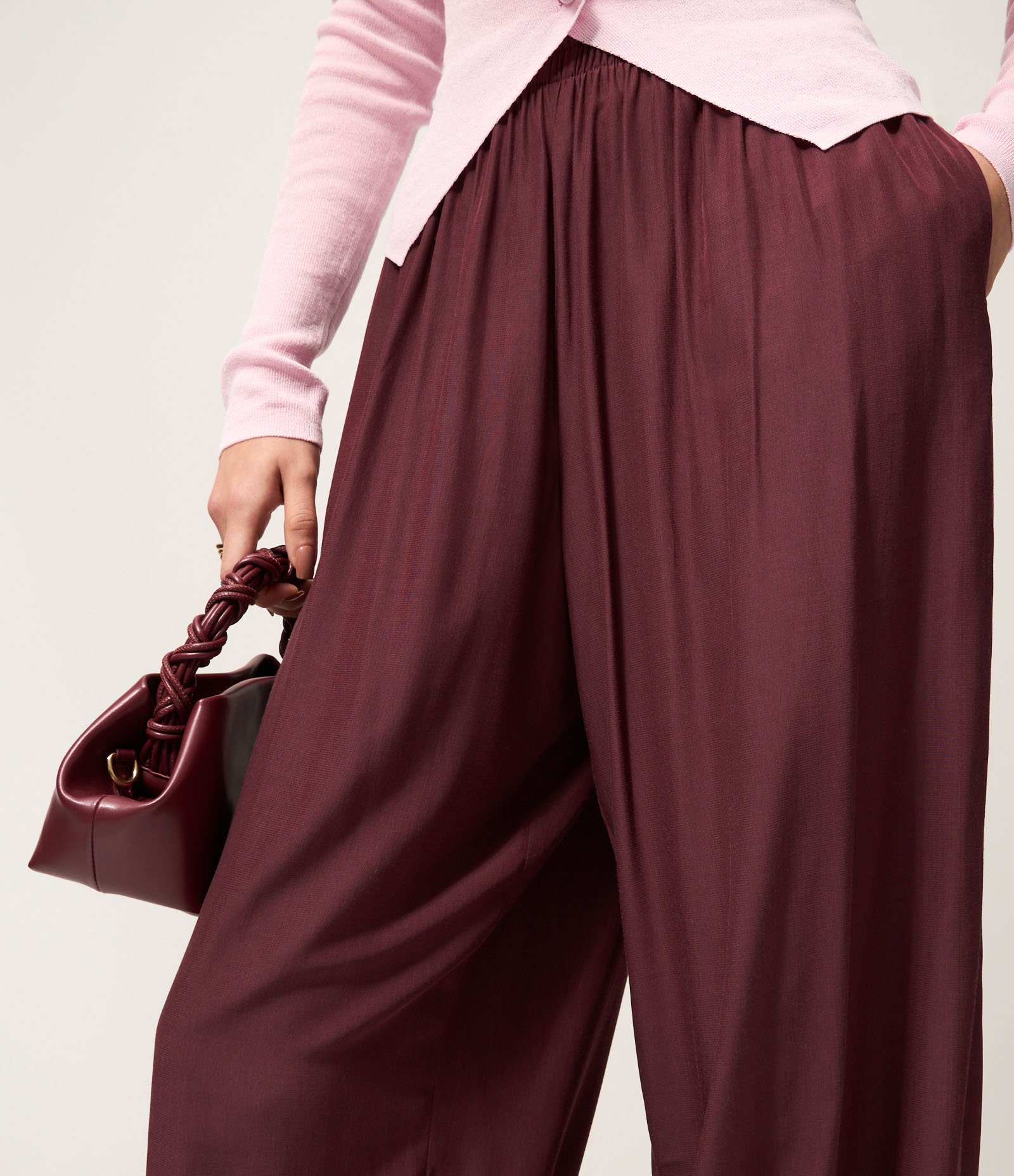 Calça Aladim em Viscose com Efeito Acetinado Vinho 4