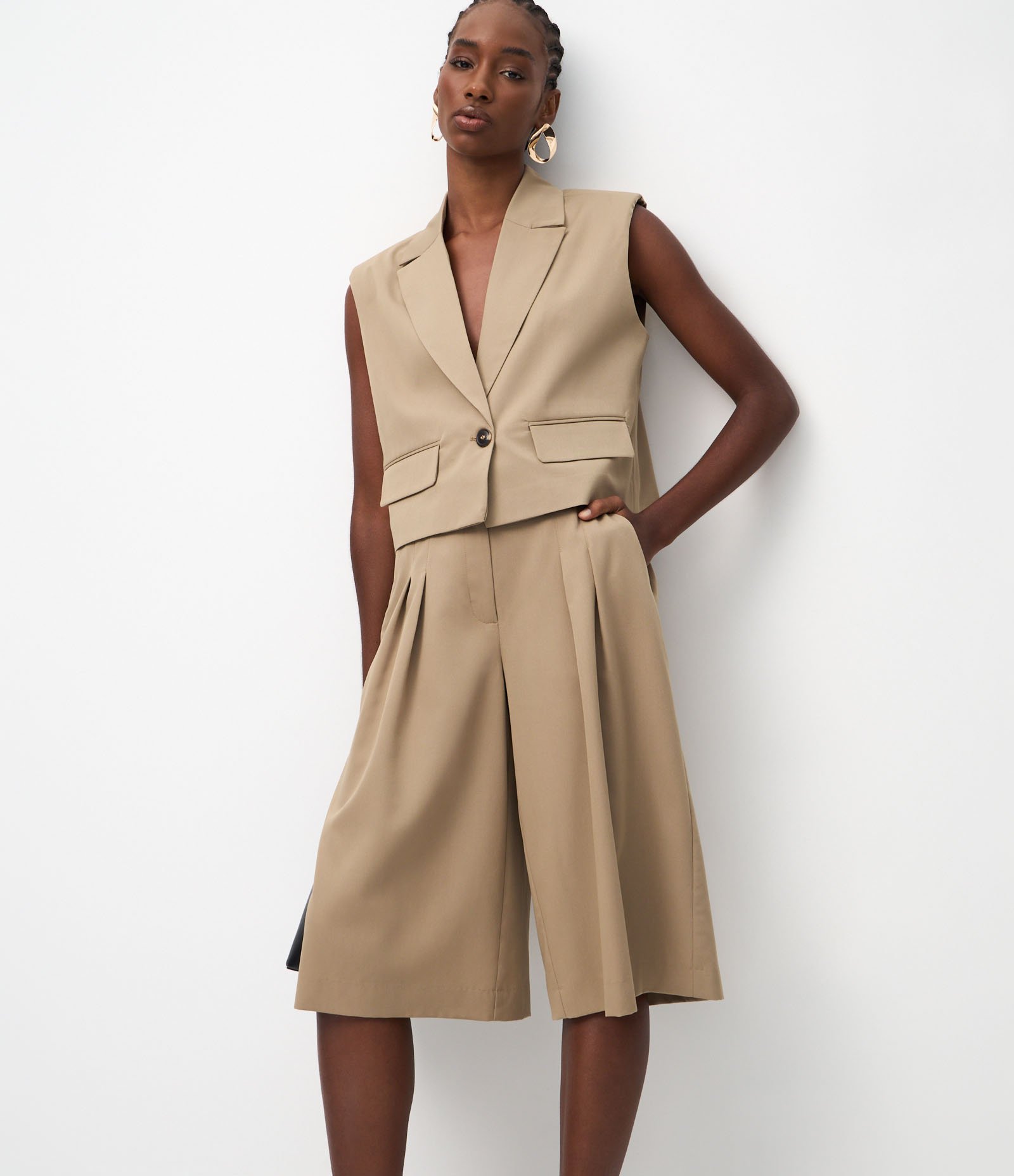 Bermuda Alfaiatada com Pregas e Passantes no Cós Bege 3