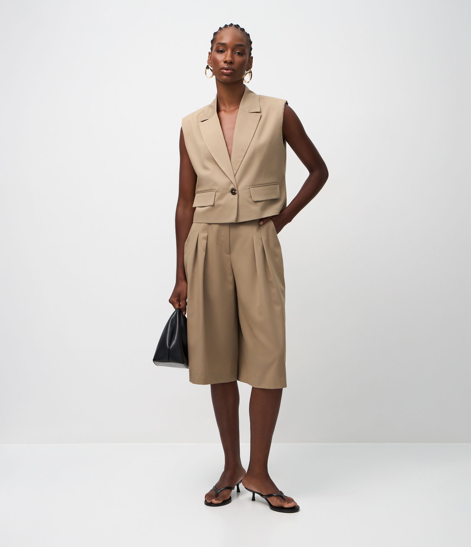 Bermuda Alfaiatada com Pregas e Passantes no Cós Bege 4