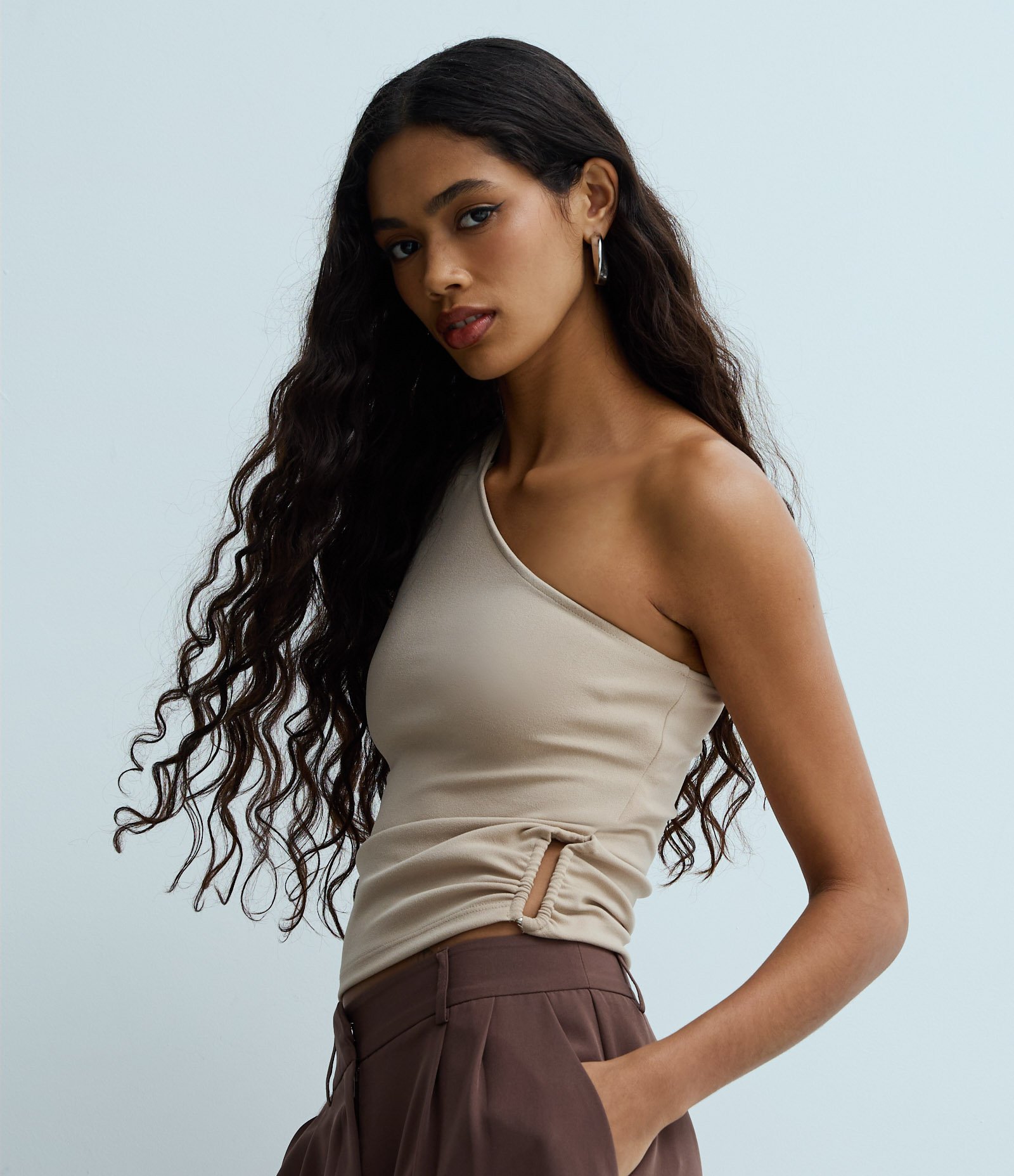 Blusa Ombro Único com Drapeado e Aviamento Lateral Bege 1