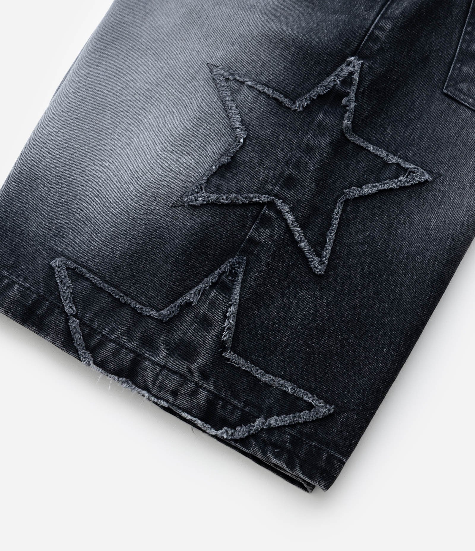 Bermuda Baggy Relaxed em Jeans com Apliques de Estrelas Desfiadas Preto 9