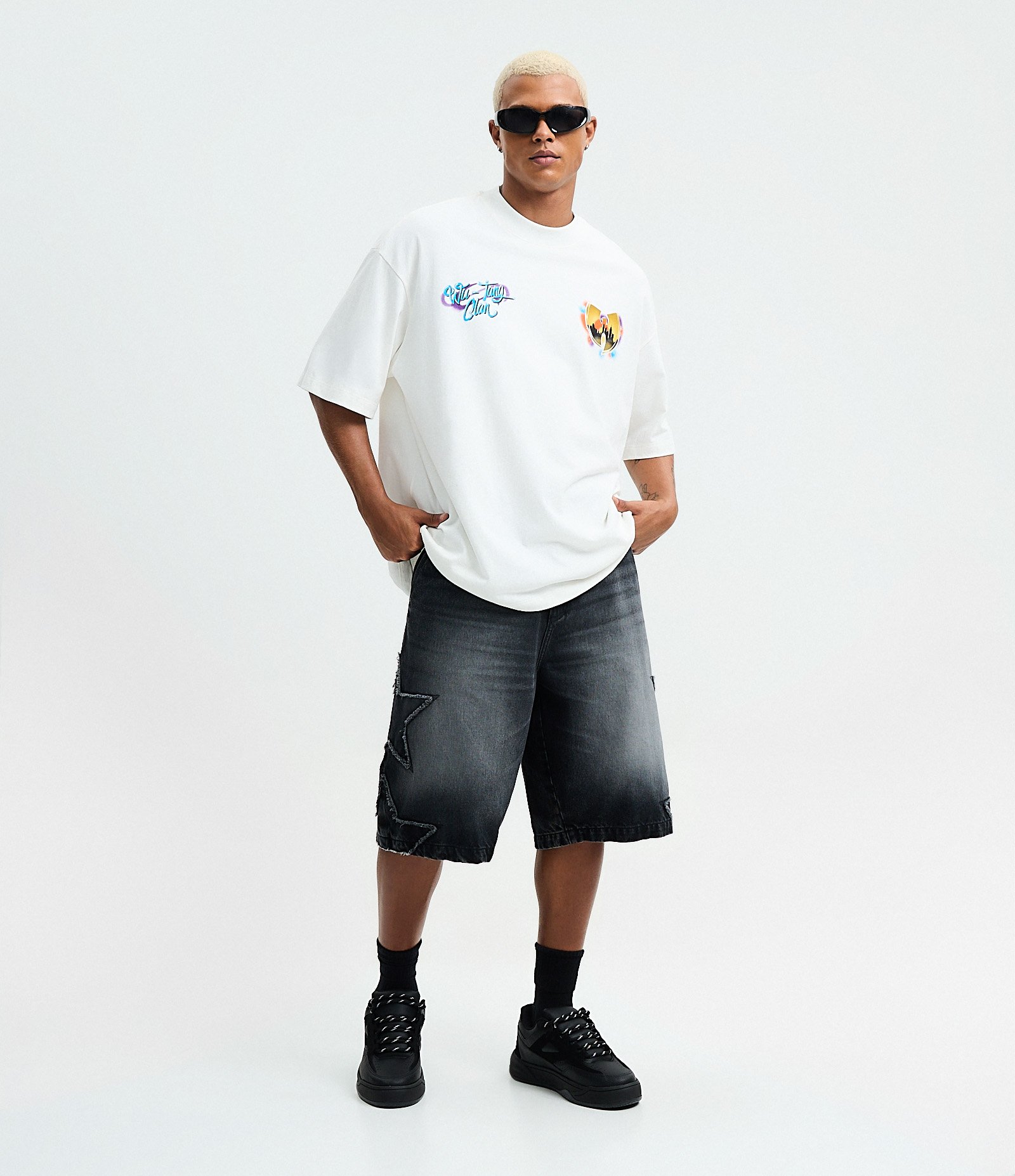 Bermuda Baggy Relaxed em Jeans com Apliques de Estrelas Desfiadas Preto 1