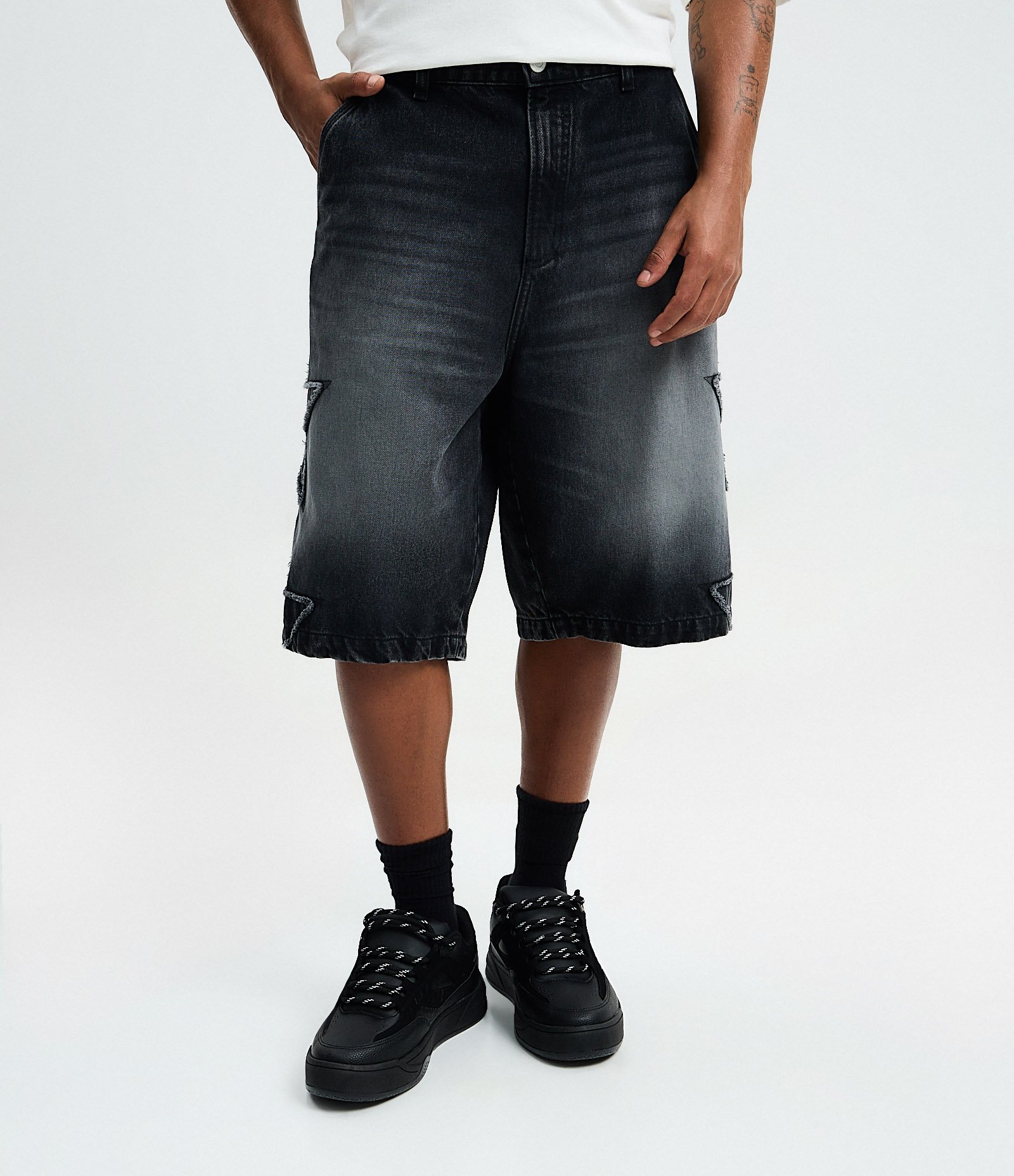 Bermuda Baggy Relaxed em Jeans com Apliques de Estrelas Desfiadas Preto 2