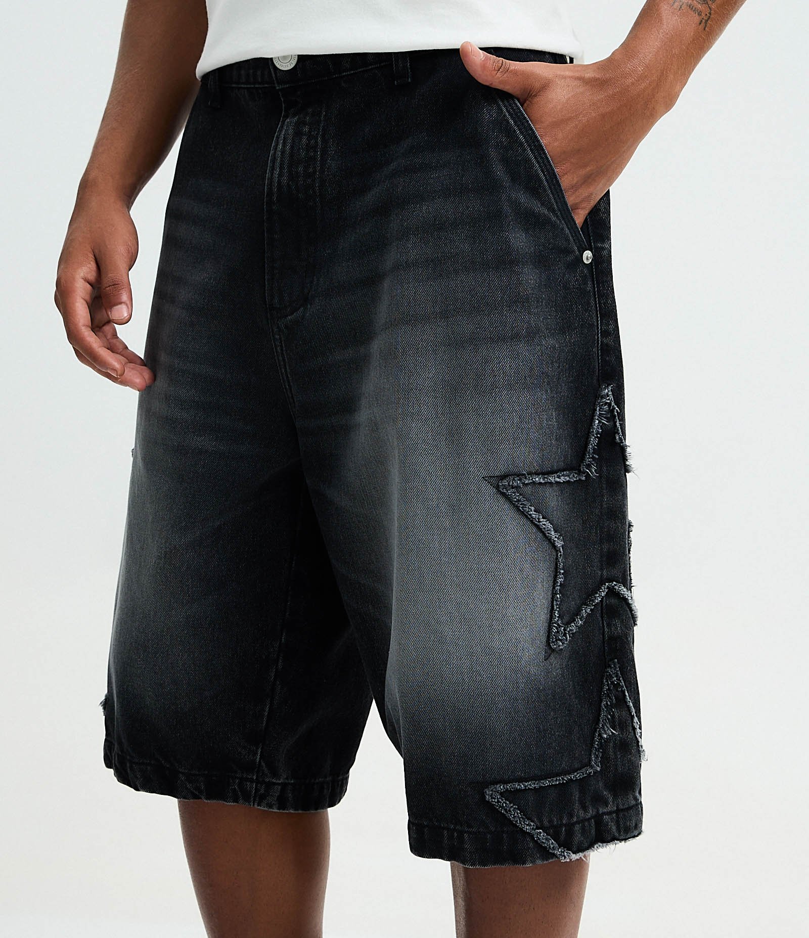 Bermuda Baggy Relaxed em Jeans com Apliques de Estrelas Desfiadas Preto 3
