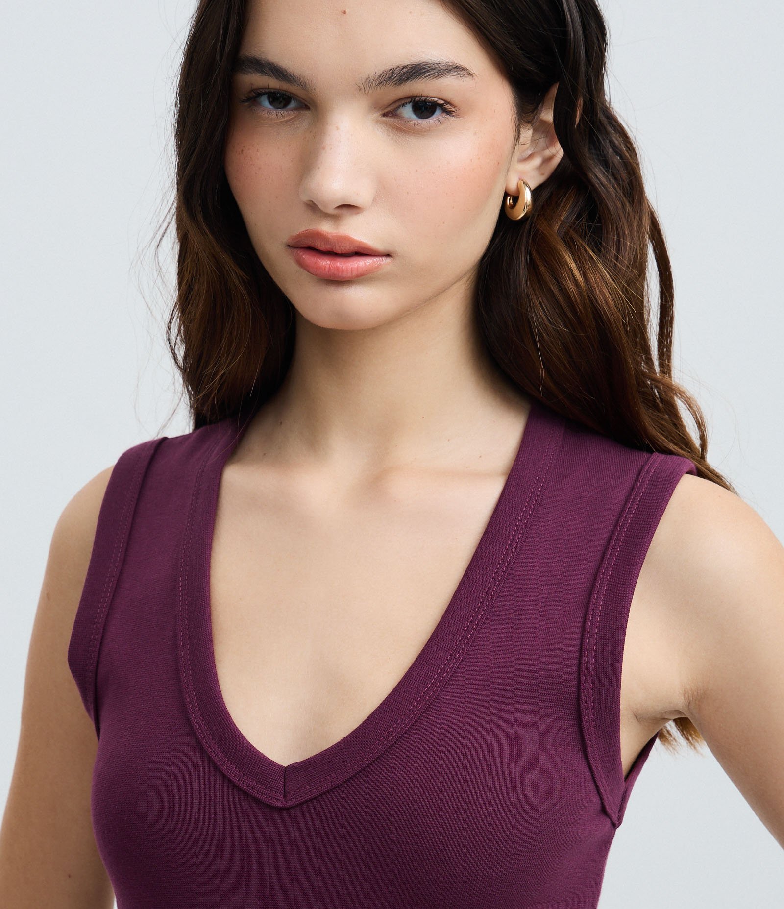 Blusa Básico em Ribana com Decote V Bordô 3