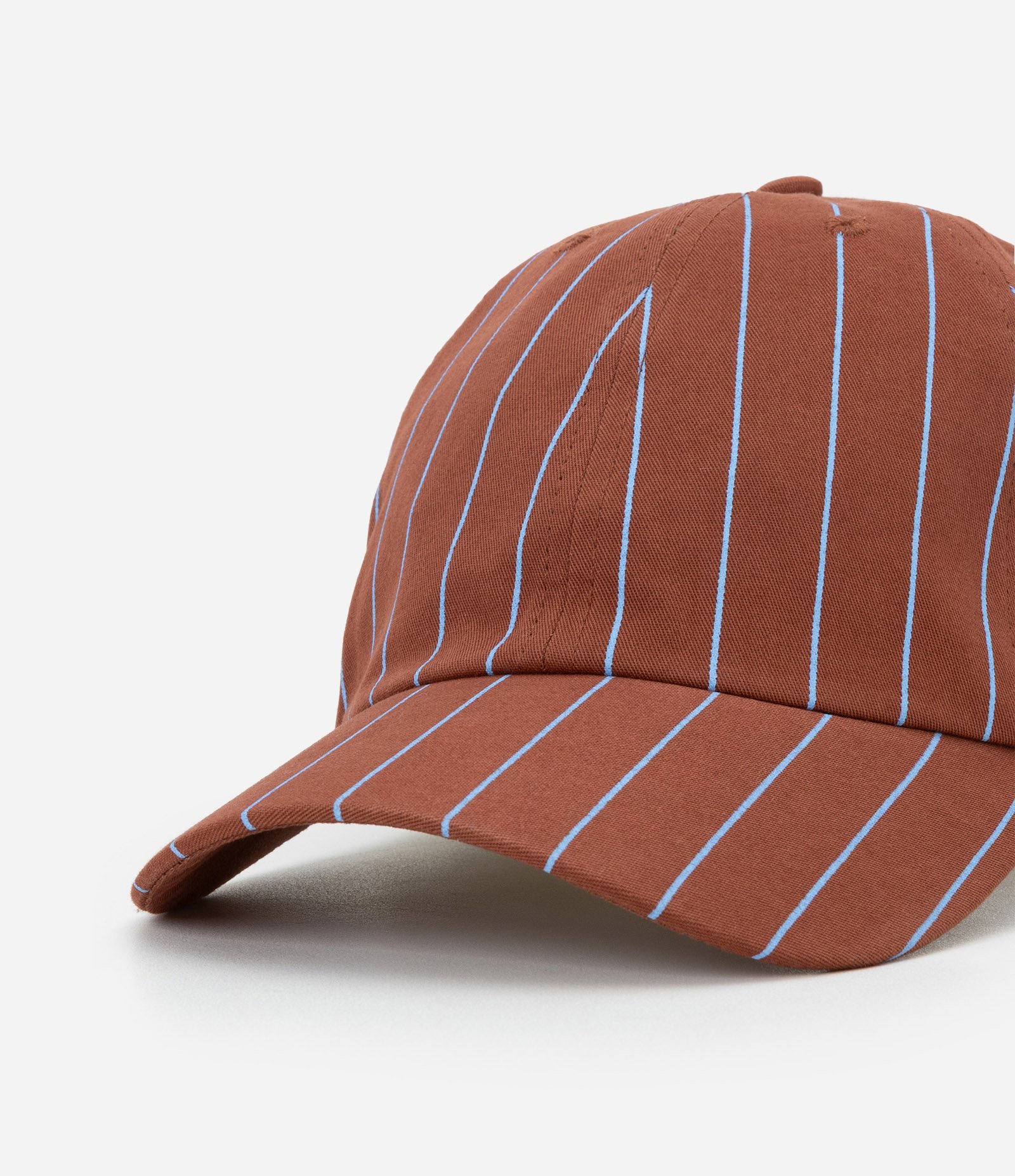Boné Em Sarja Listrado Com Aba Curva Marrom 4