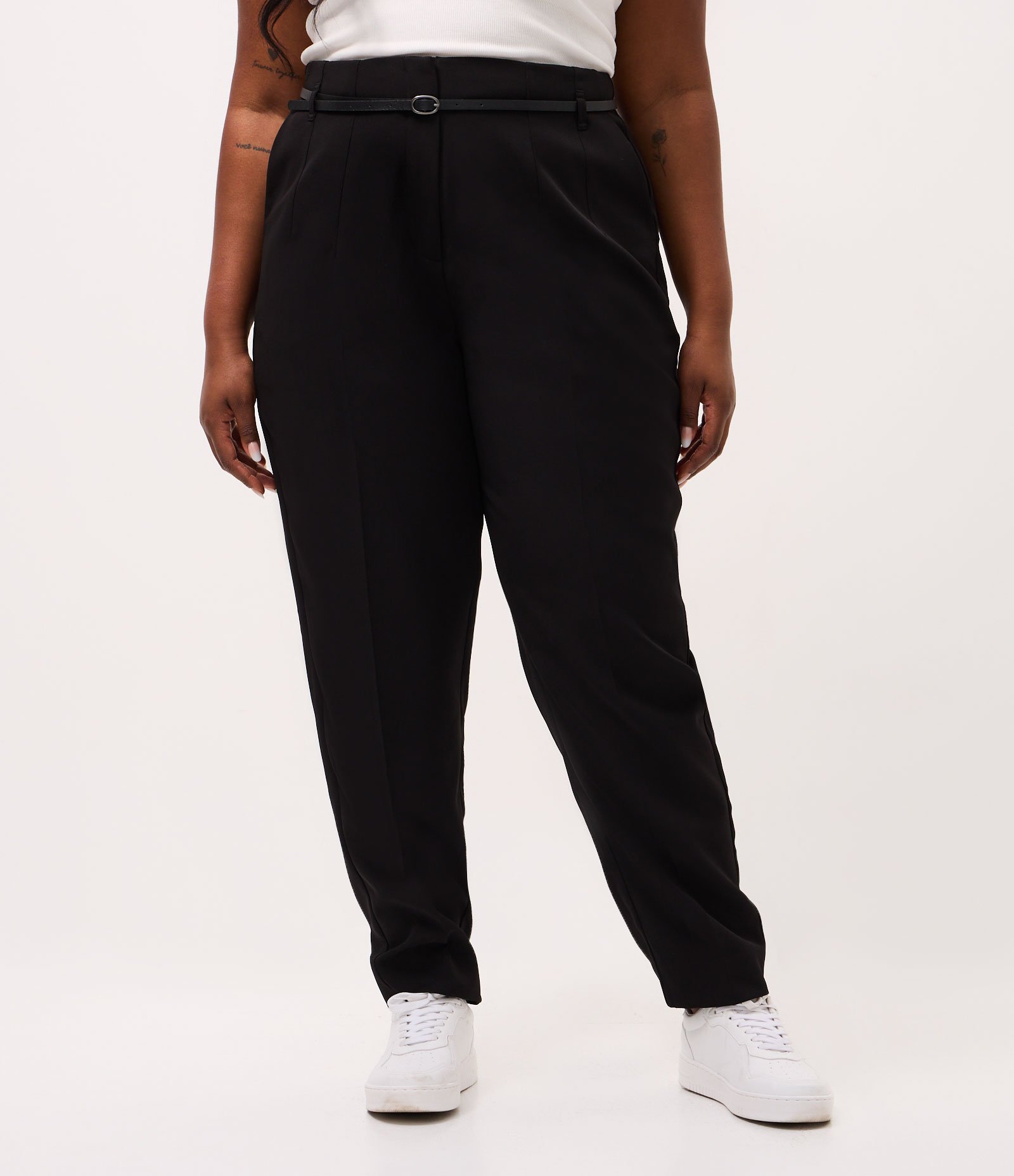 Calça Cenoura Alfaiatada com Cinto e Bolsos Curve e Plus Size Preto 2