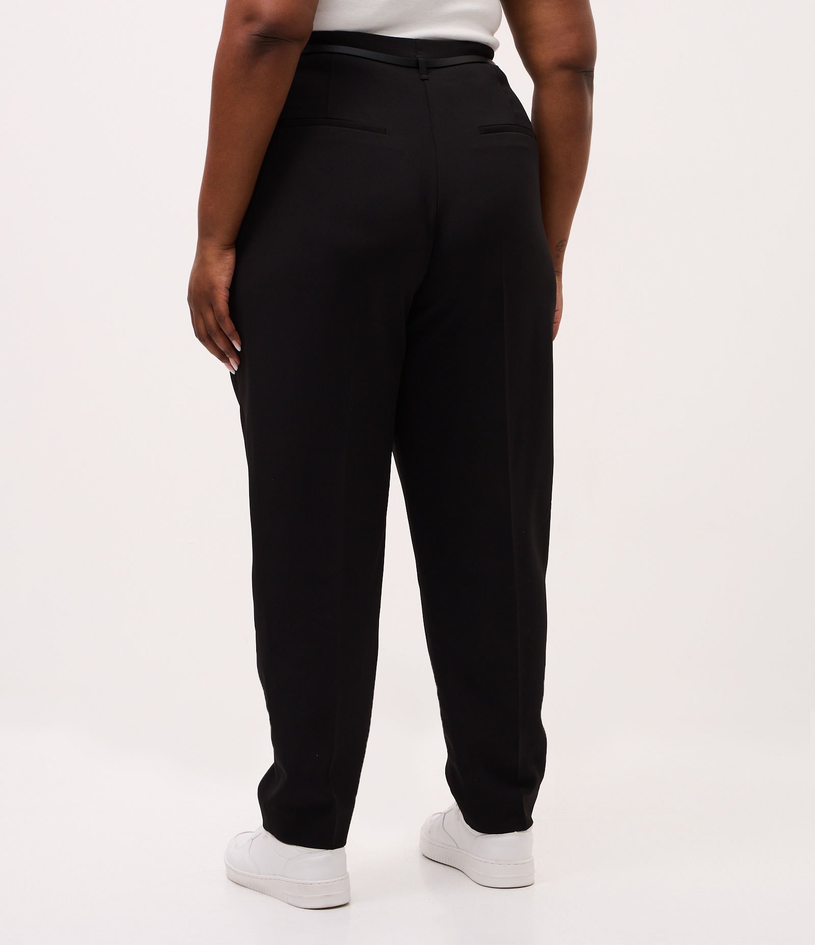 Calça Cenoura Alfaiatada com Cinto e Bolsos Curve e Plus Size Preto 4