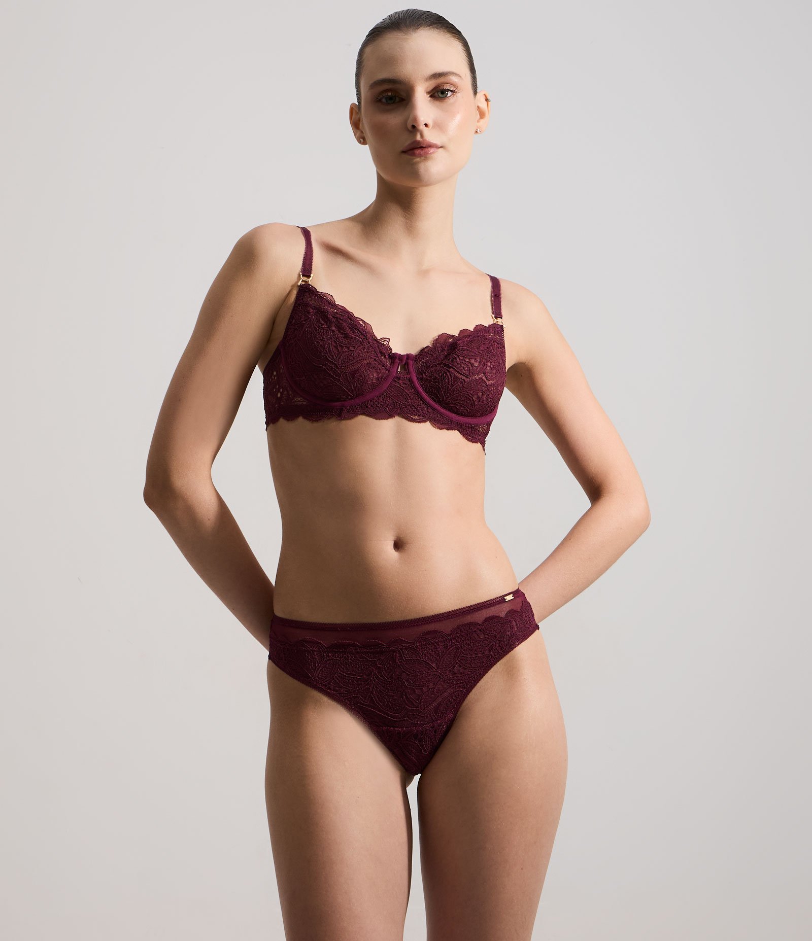 Calcinha Biquini Fio em Renda com Textura Floral Vinho 1