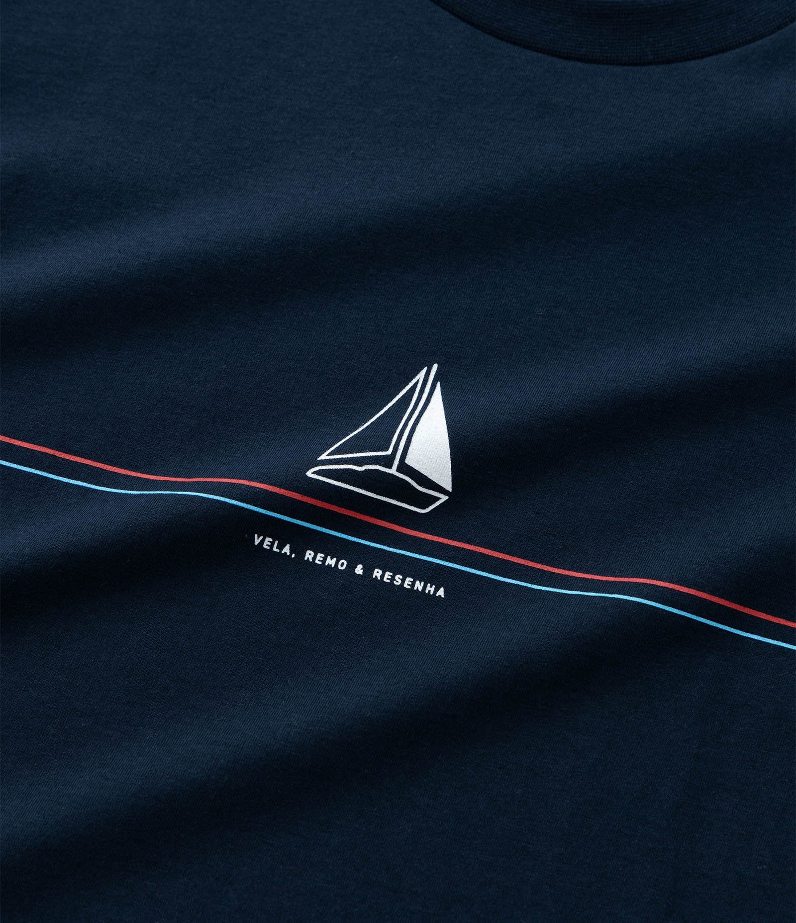 Camiseta Manga Curta com Estampa de Barco e Lettering Azul 1