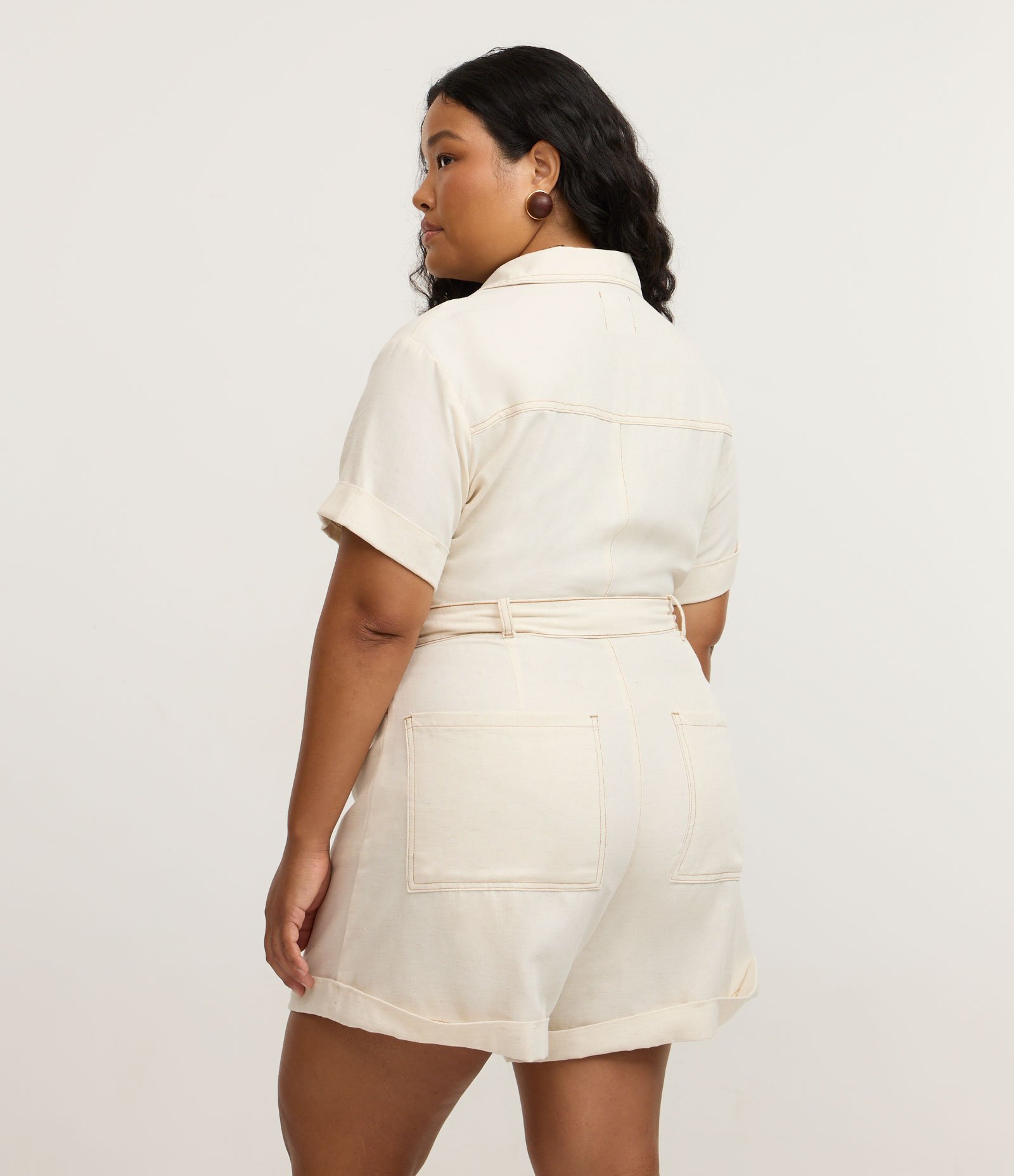 Macacão Curto em Sarja com Faixa na Cintura Curve & Plus Size Bege 4