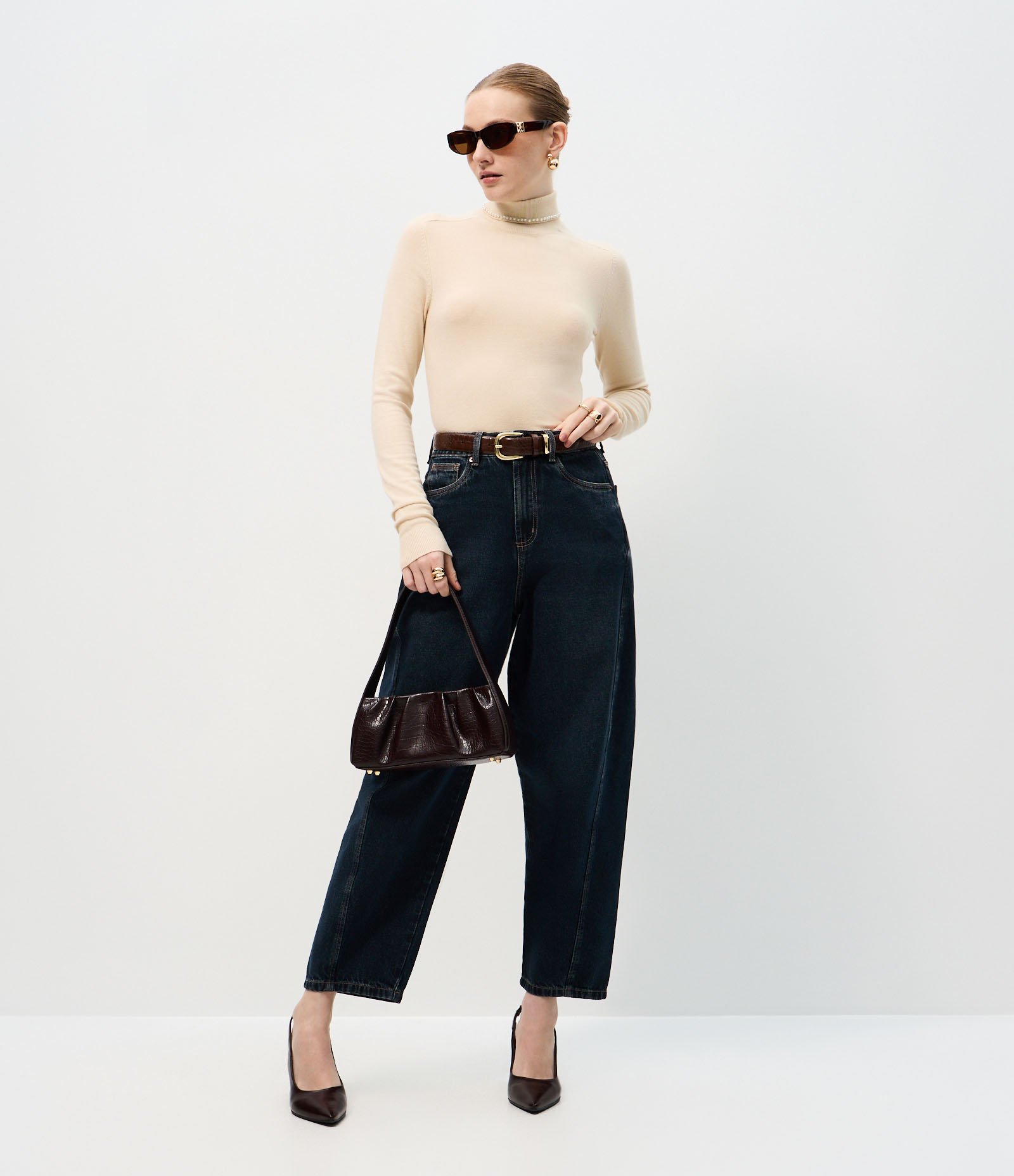 Blusa Regular em Tricô com Aplicação de Bolinhas na Gola Bege 2