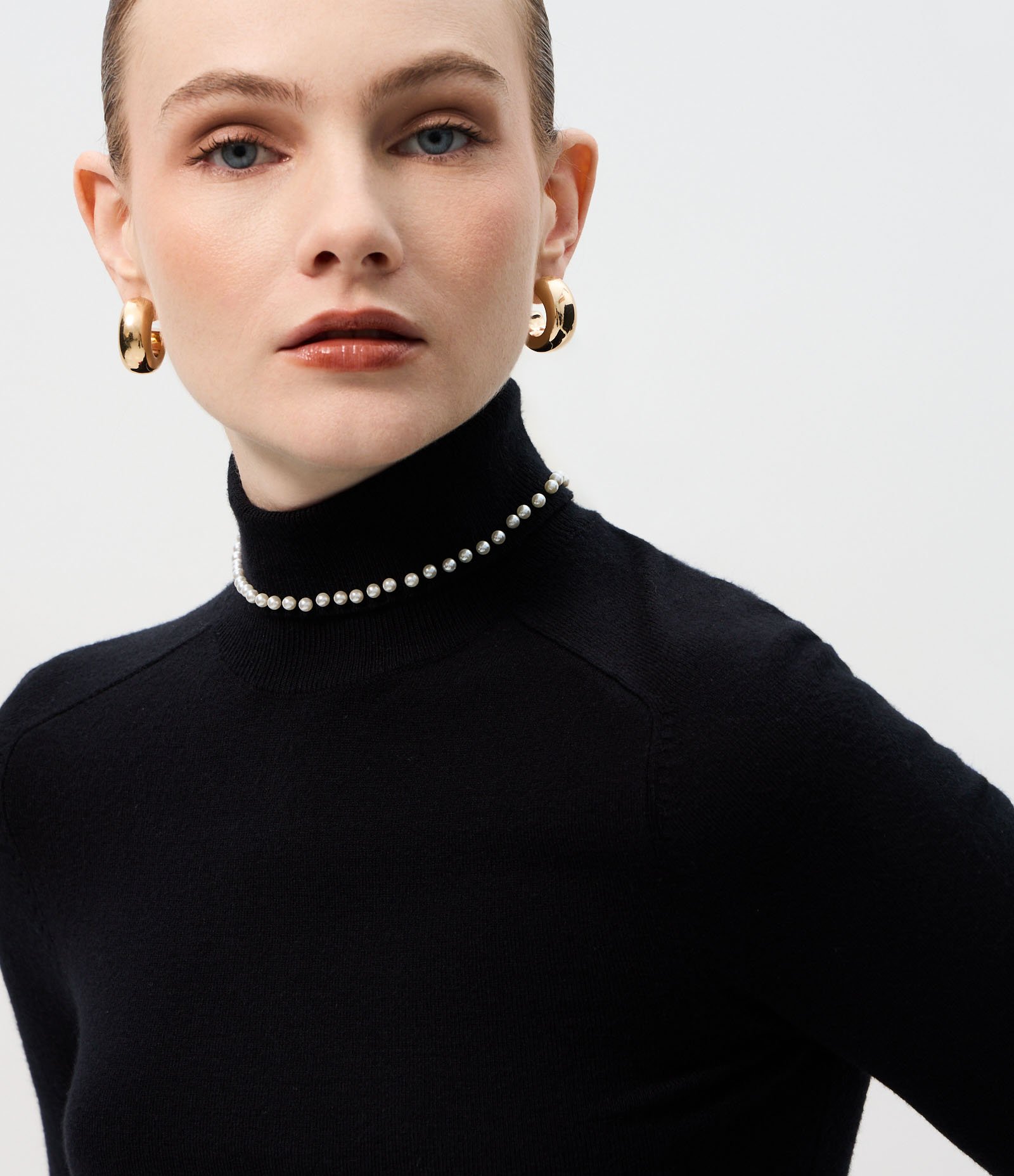 Blusa Regular em Tricô com Aplicação de Bolinhas na Gola Preto 4