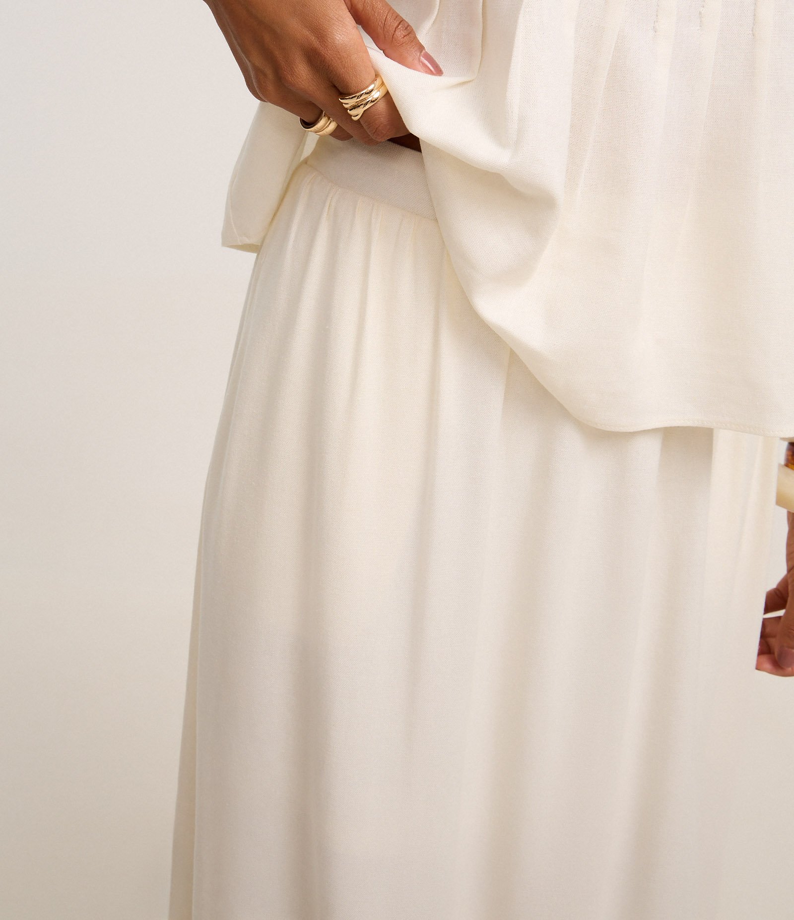 Saia Evasê Midi em Viscolinho com Elástico no Cós Off White 4