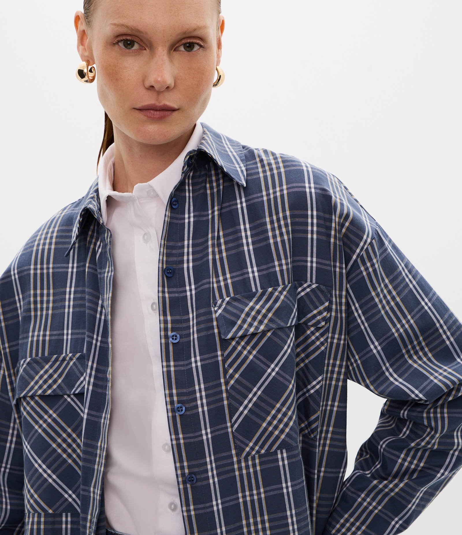 Camisa Alfaiatada com Estampa Xadrez Bolsos e Recortes Azul 3