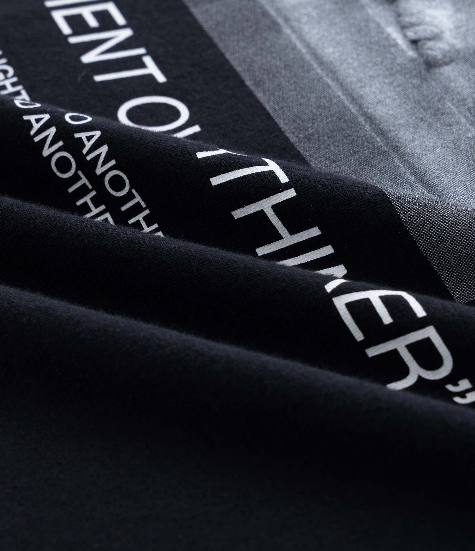 Camiseta Relaxed em Algodão om Estampa Lettering Estatua Preto 4